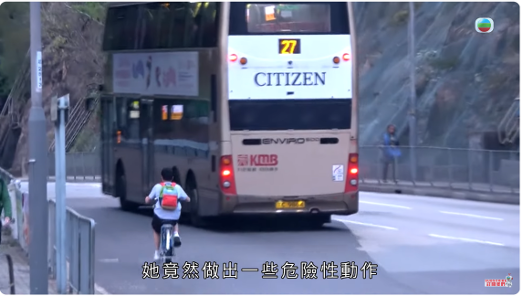 女巴迷每日都喺 Alex返工嘅車站附近徘徊,影相、拍片,甚至騎單車追逐巴士。(圖片來源:電視截圖)