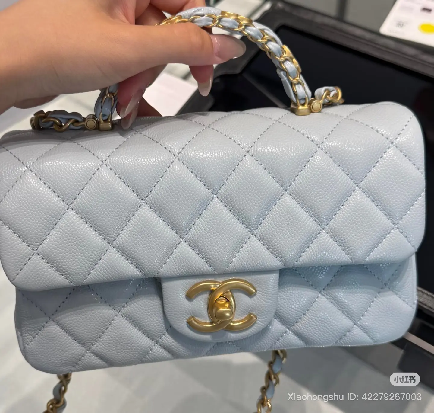 網民分享Chanel Mini Flap Bag - Blue (資料來源：小紅書)