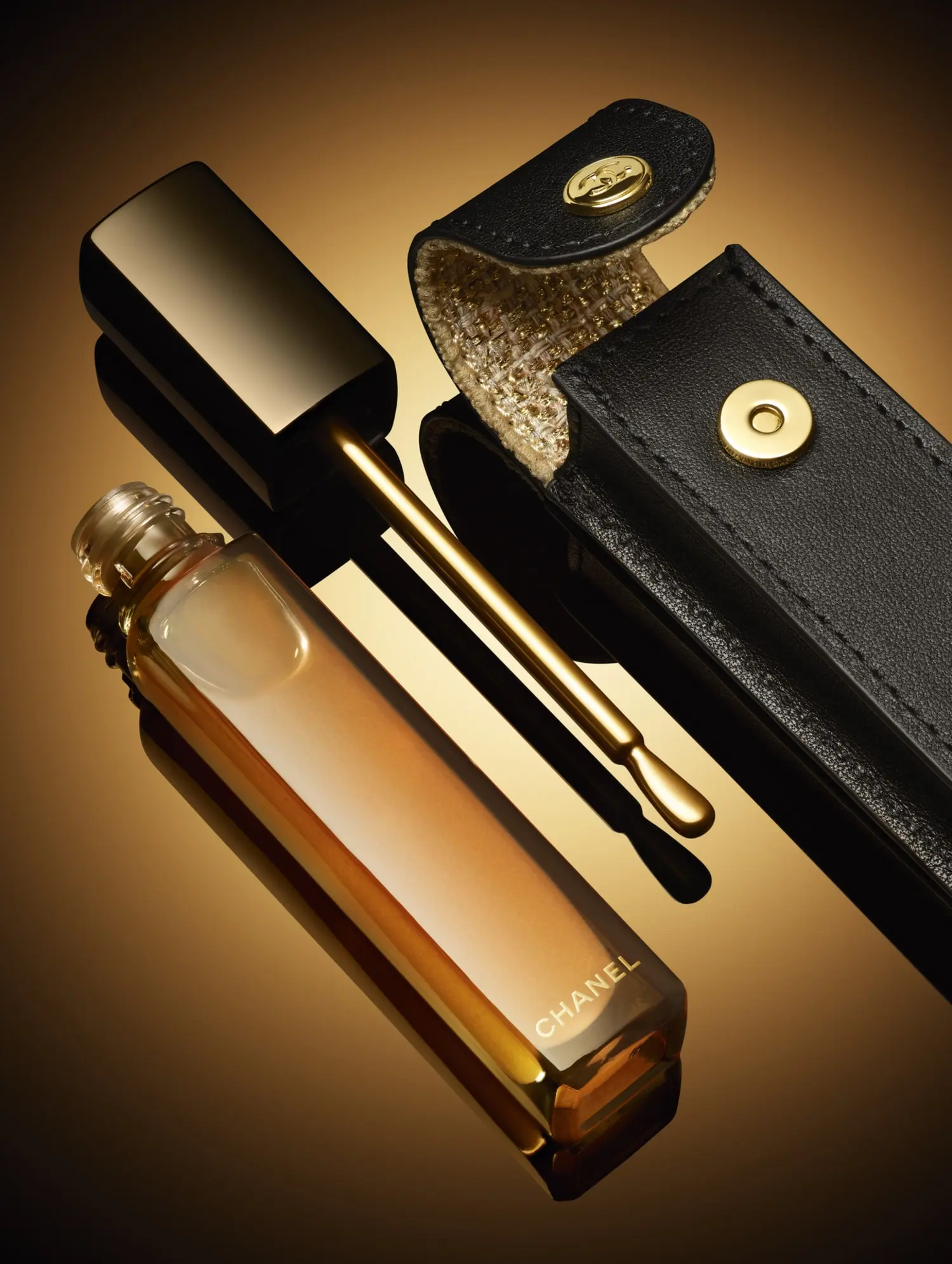 CHANEL SUBLIMAGE L'EXTRÂIT HUILE LÈVRES 唇部精華油。(資料來源：CHANEL官方網站)