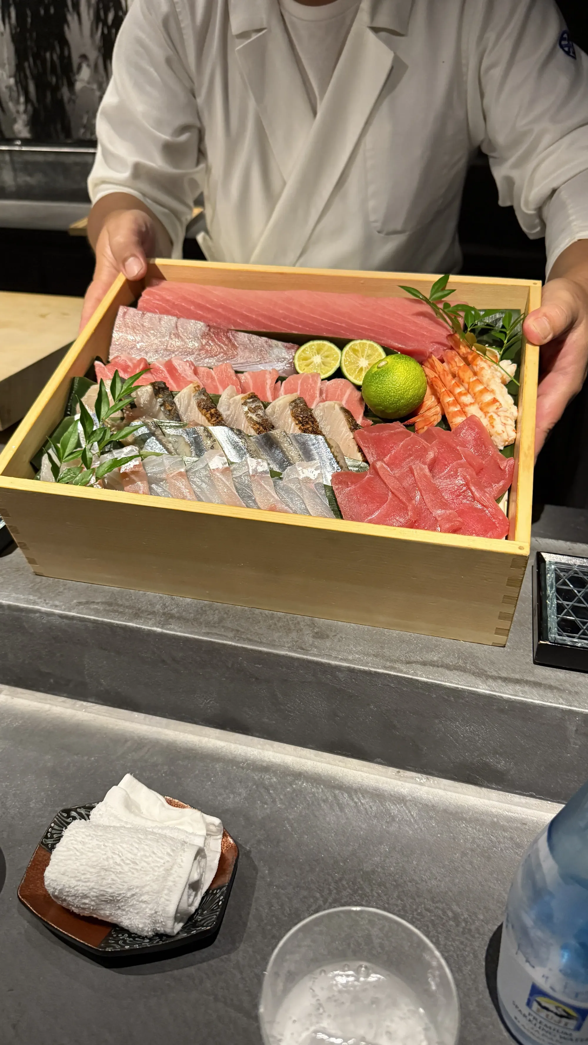 師傳展示當晚新鮮食材。(資料來源：5News編輯部)