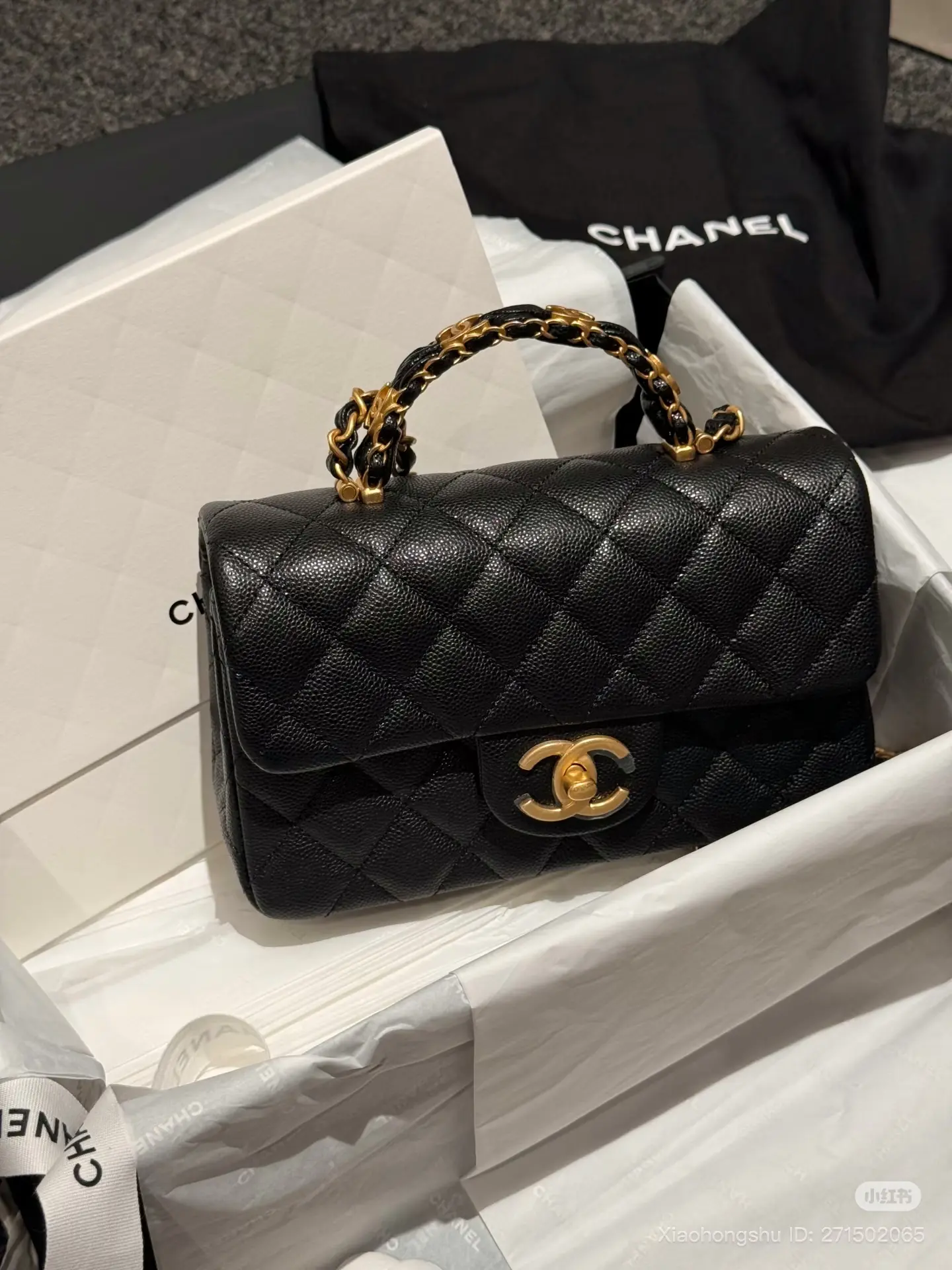 網民分享Chanel 25B 秋冬系列 Mini Flap Bag with Top Handle 牛皮款 (資料來源：小紅書)