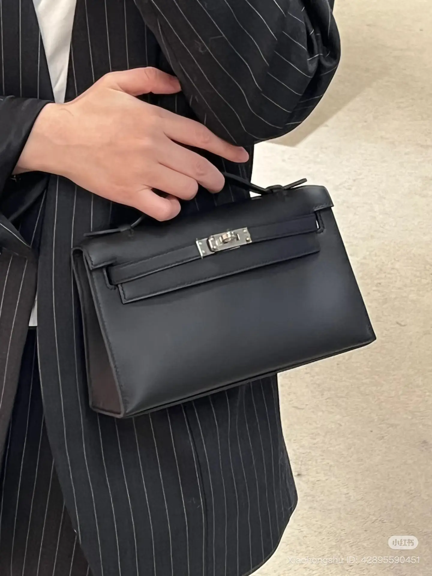 網民分享手拎Kelly Pochette（Mini Kelly）。(資料來源：小紅書)