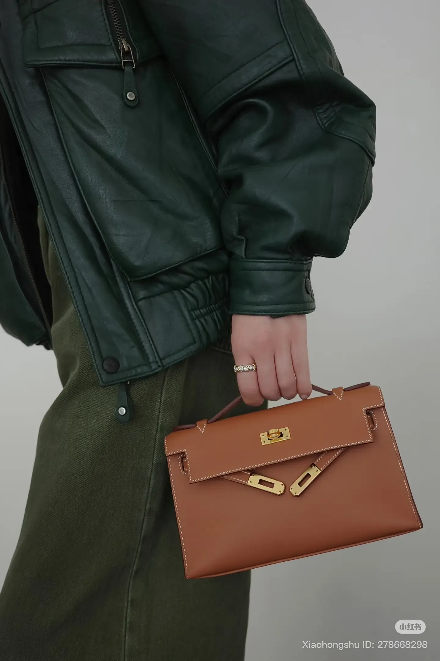 網民分享手拎Kelly Pochette（Mini Kelly）。(資料來源：小紅書)