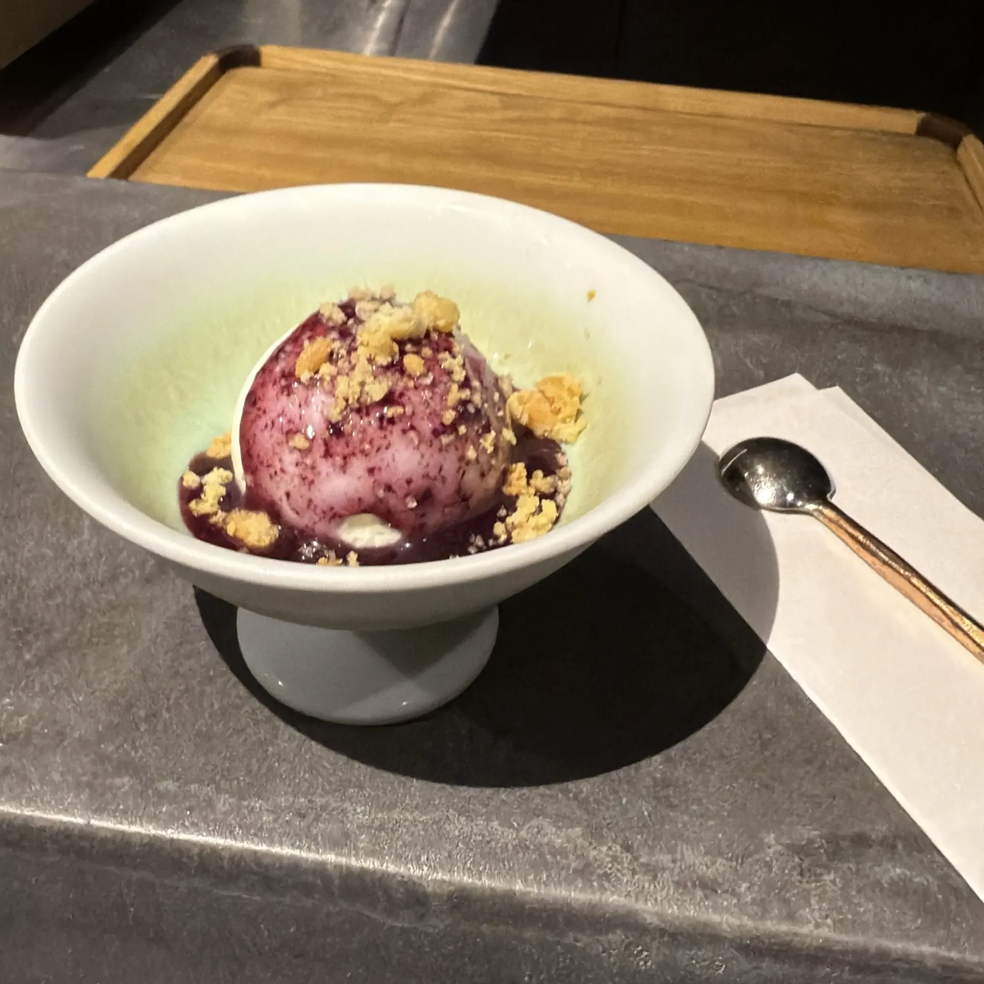甜品-夏威夷果仁藍莓慕絲(資料來源：5News編輯部)