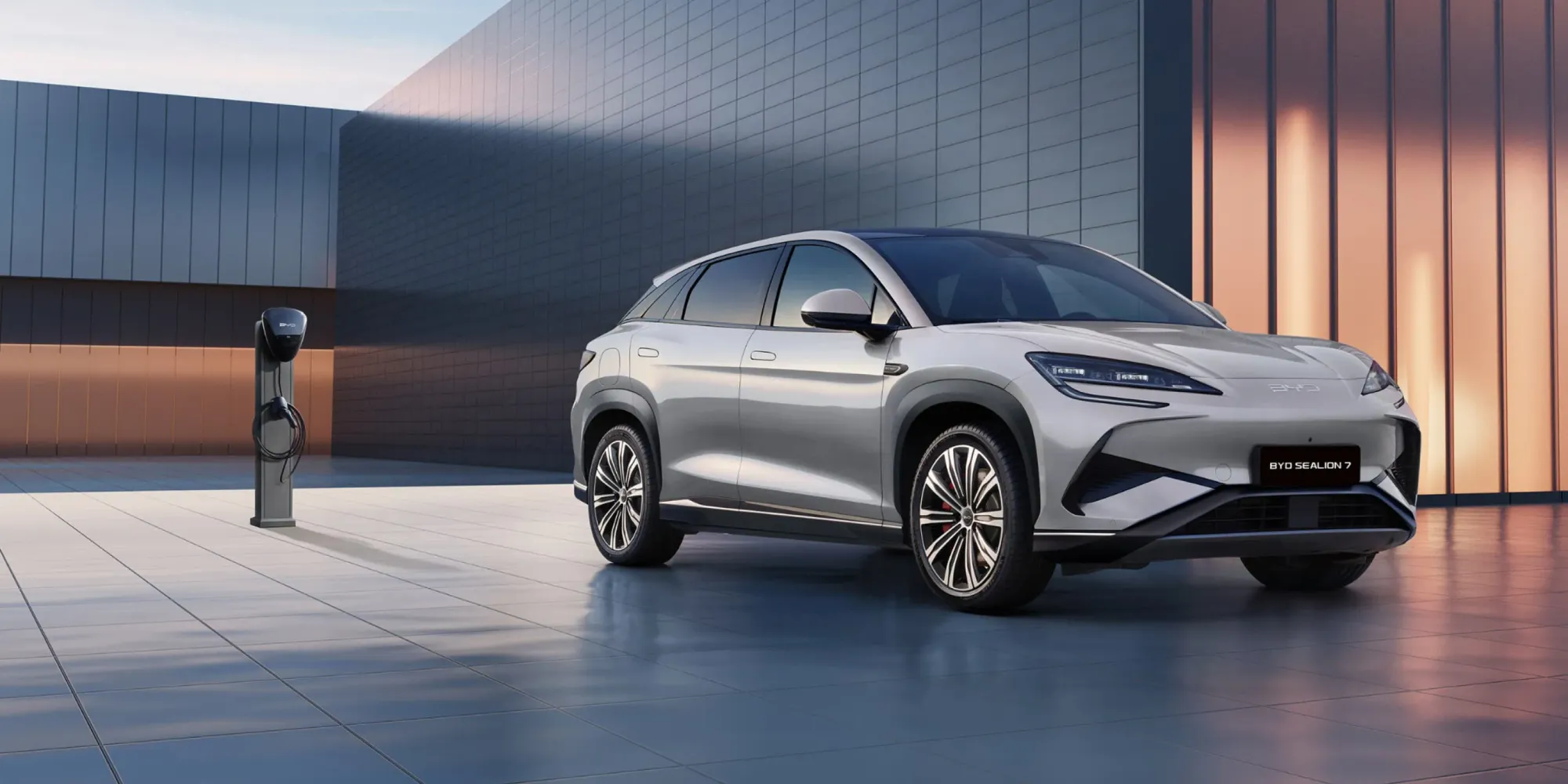 全新 BYD SEALION 7 (Standard) 驚喜登場，靚仔外形一覽無遺！(資料來源：BYD官方網站，經 GrokAI後期修圖)