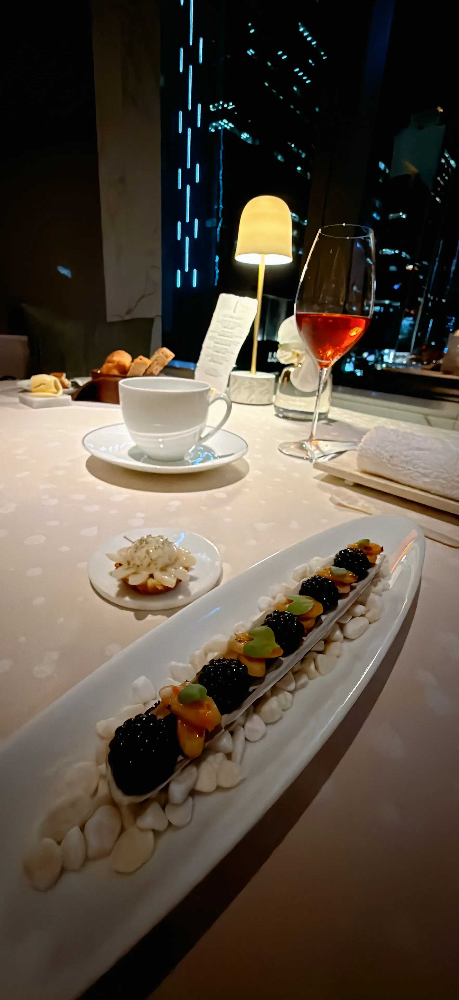 香港瑞吉酒店法國菜餐廳L’Envol餐單Les Heritages嘅第一道菜：LE CAVIAR OCIETRE PERSEUS NO.2法國蟶子配魚子醬忌廉。(資料來源：5News編輯部)