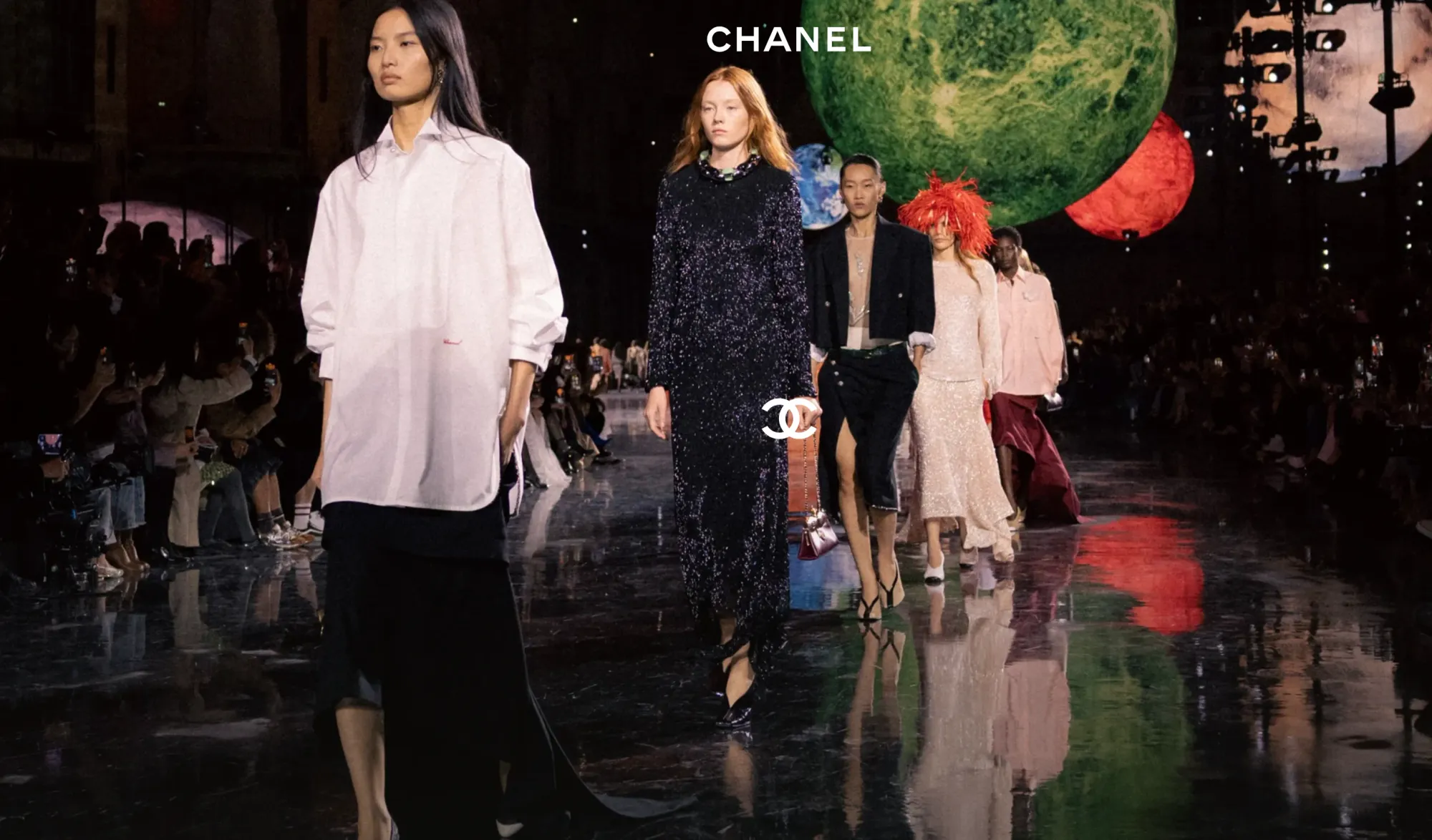 CHANEL spring summer 2026以宇宙為主題,Runway化身星際軌道。(資料來源:CHANEL官方網站)