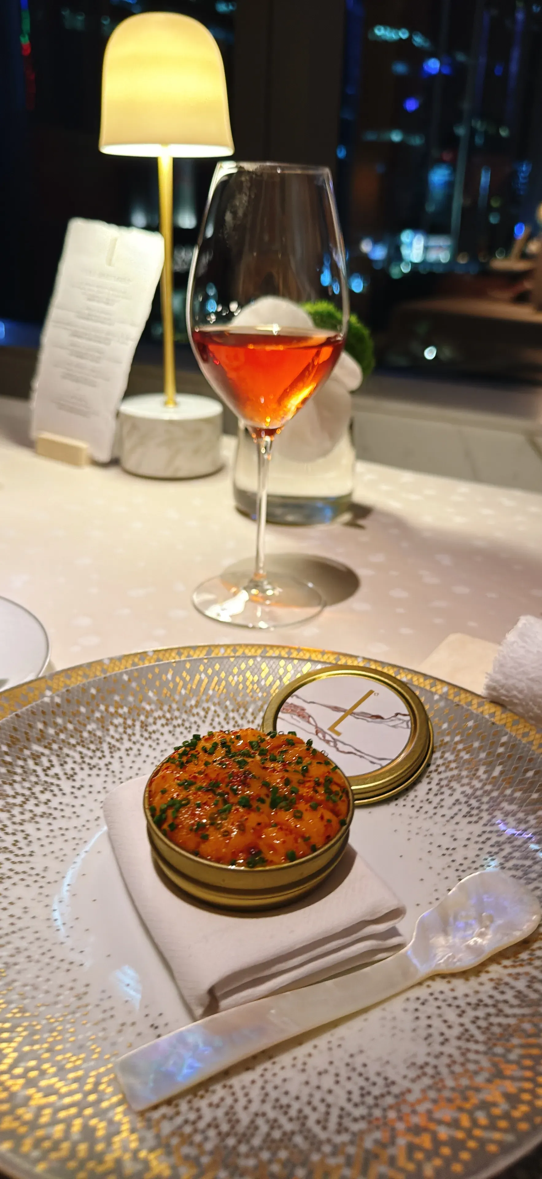 香港瑞吉酒店法國菜餐廳L’Envol餐單Les Heritages嘅第二道菜：L’OURSIN D’HOKKAIDO北海道海膽配紅蝦及香脆小茴香。(資料來源：5News編輯部)