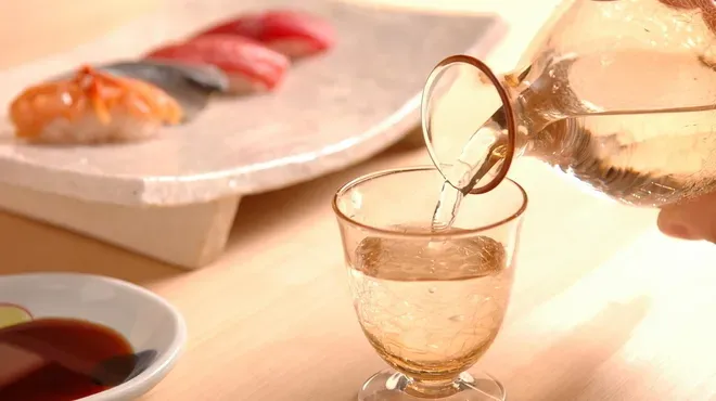 まんてん鮨單品配清酒。(資料來源:Tabelog.com)