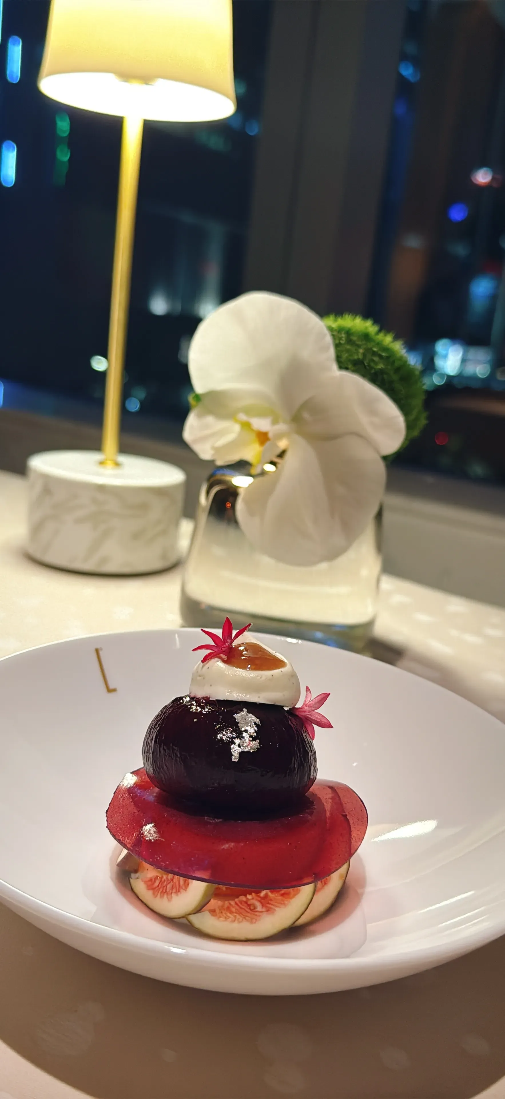 香港瑞吉酒店法國菜餐廳L’Envol餐單Les Heritages嘅第六道菜：LA DOUCEUR SURPRISE精選時令甜品 🍮。(資料來源：5News編輯部)