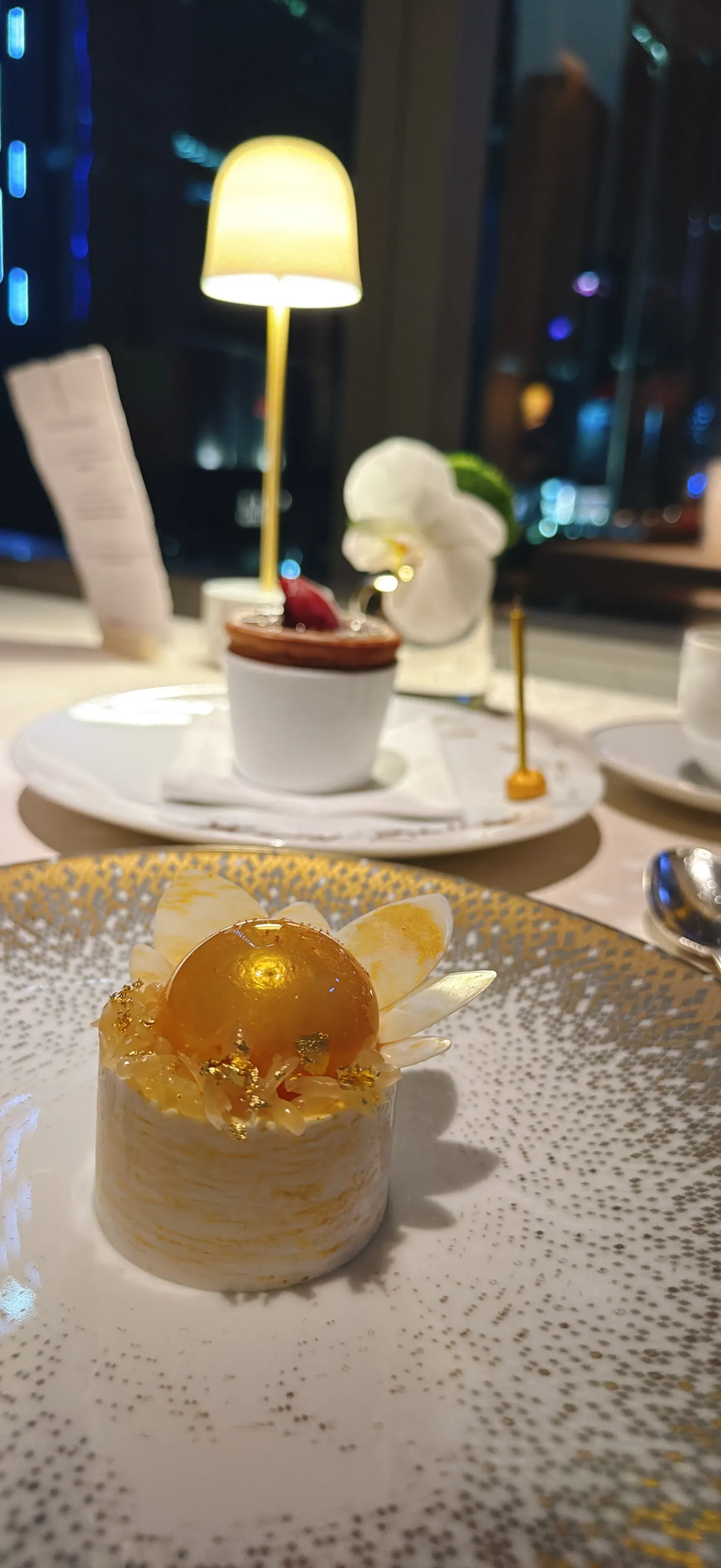 香港瑞吉酒店法國菜餐廳L’Envol餐單Les Heritages嘅第七道菜：SOLEIL A NICE雲呢拿米布甸配尼斯洋甘菊雪葩及柚子🍚。(資料來源：5News編輯部)