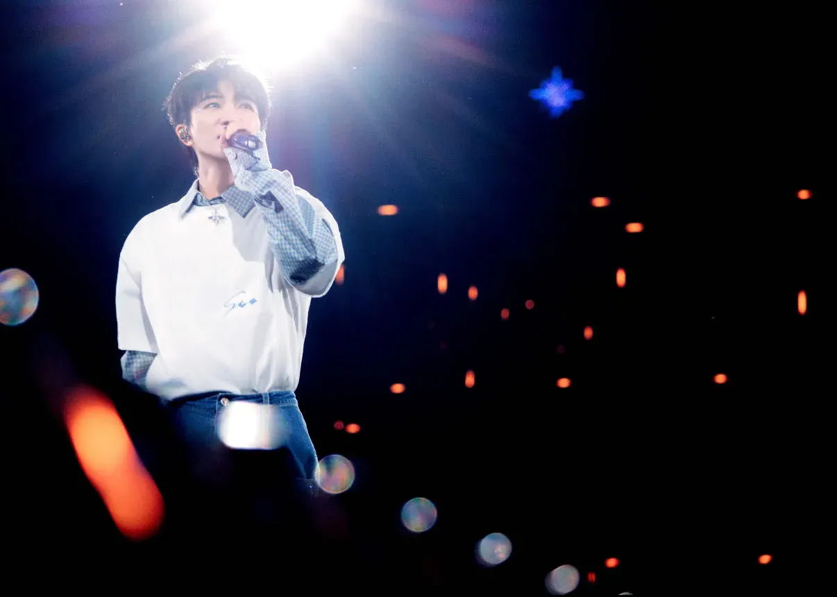 周深2025「深深的」巡迴演唱會·香港站 跨年紀念場 (一文睇清：售票安排+優先搶飛+歌單+交通+禁帶物品)(持續更新-優先購票安排)