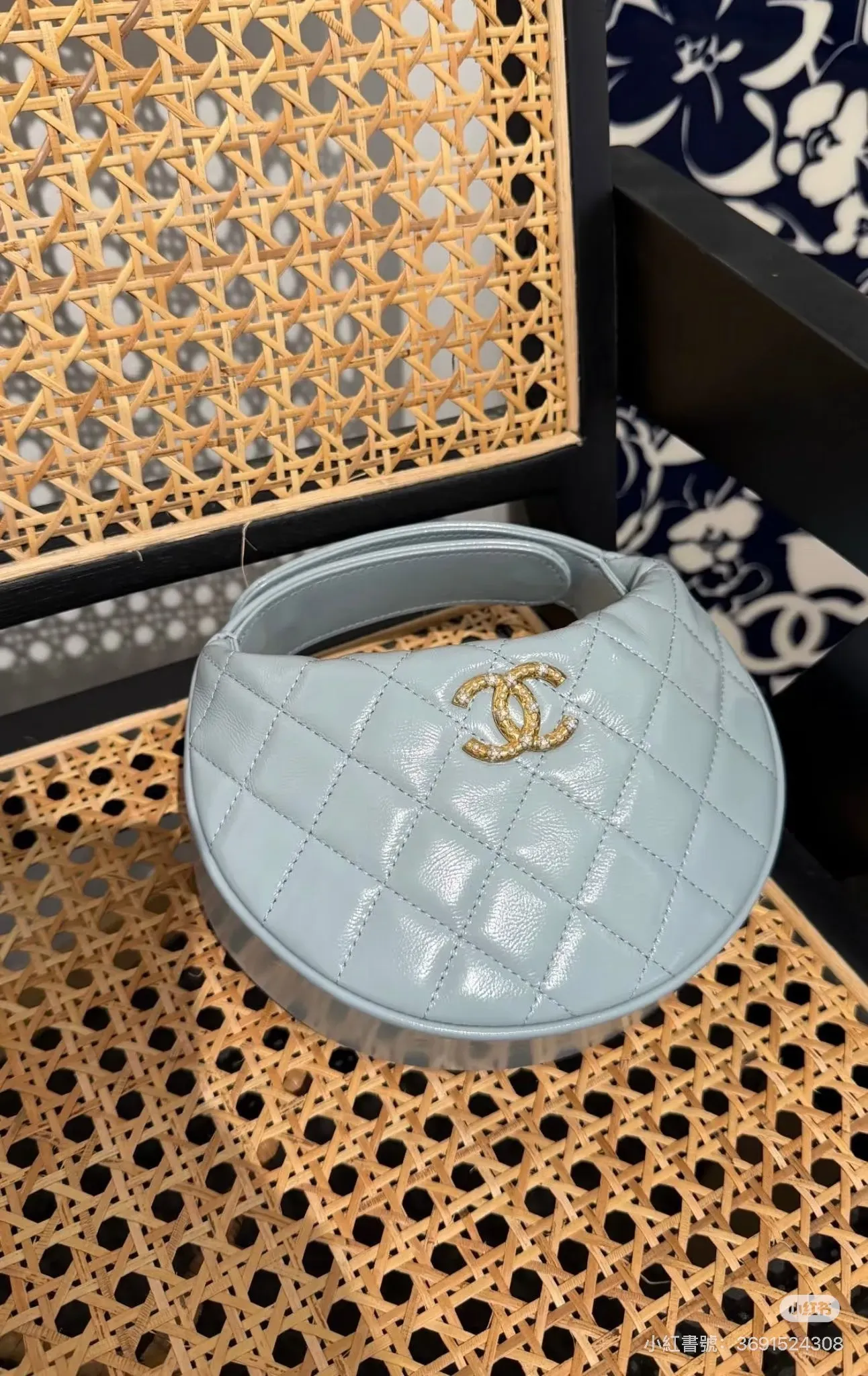 CHANEL 26X 冰雪藍 Mini Pouch Bag。(資料來源：社交平台)