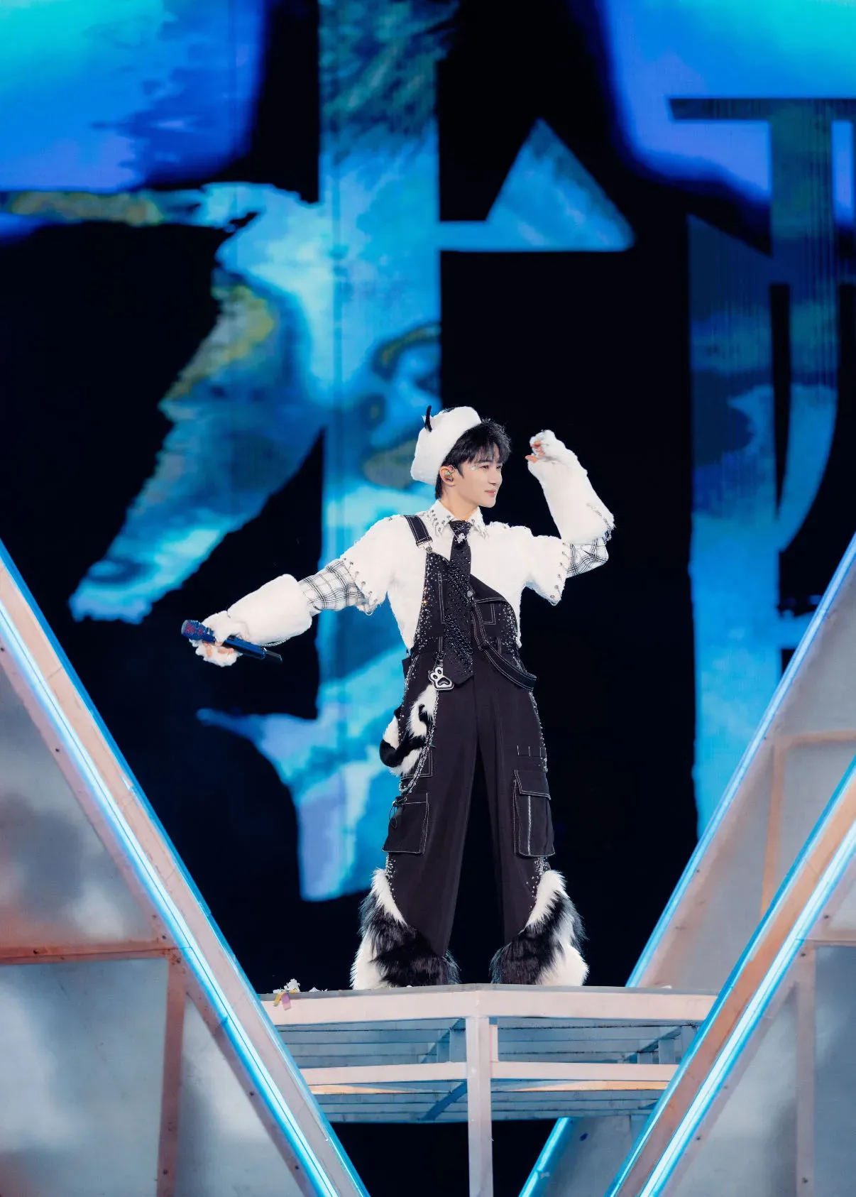 周深2025「深深的」巡迴演唱會·香港站 跨年紀念場 (一文睇清：售票安排+優先搶飛+歌單+交通+禁帶物品)(持續更新-優先購票安排)