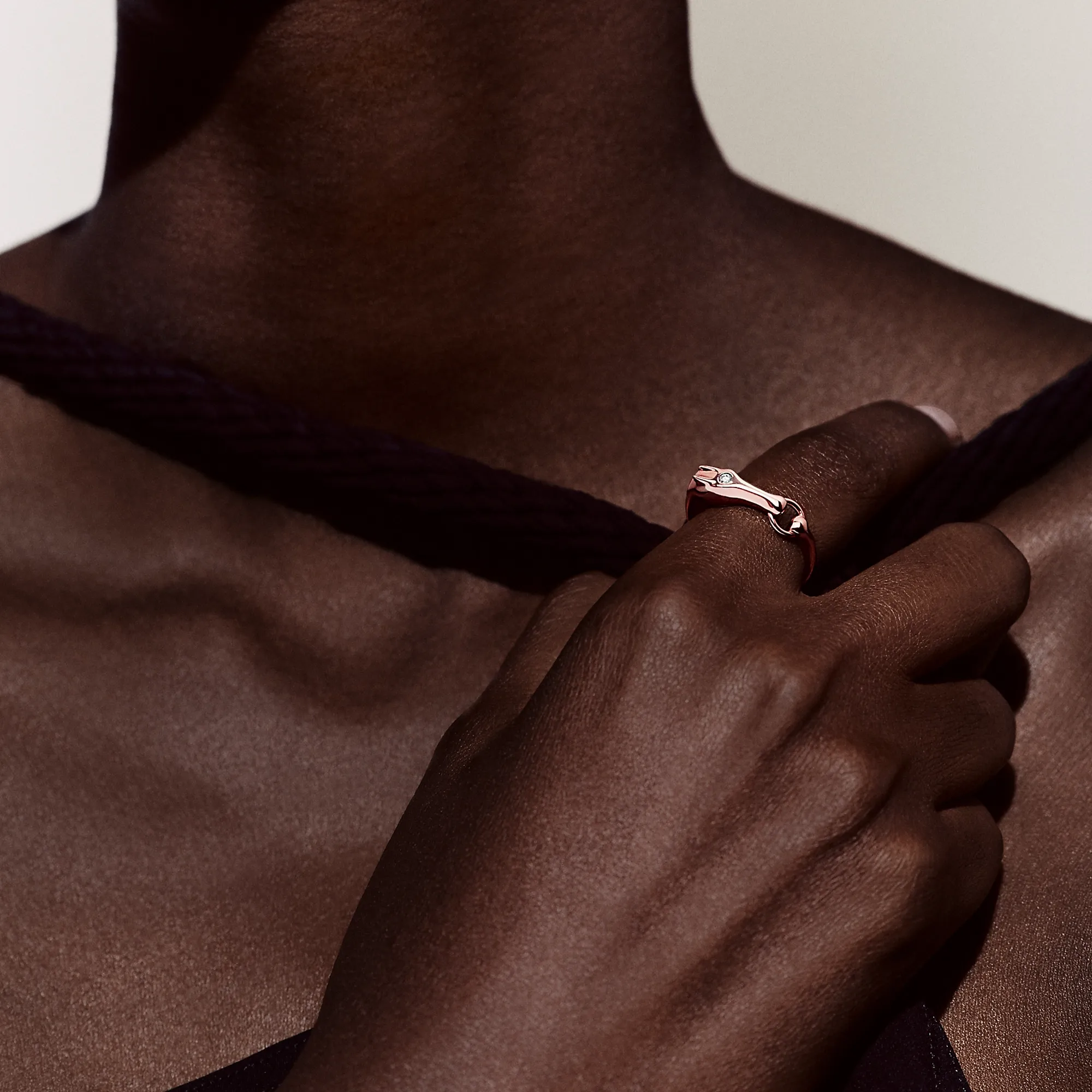 官方圖片展示戒指金屬線條同整體比例