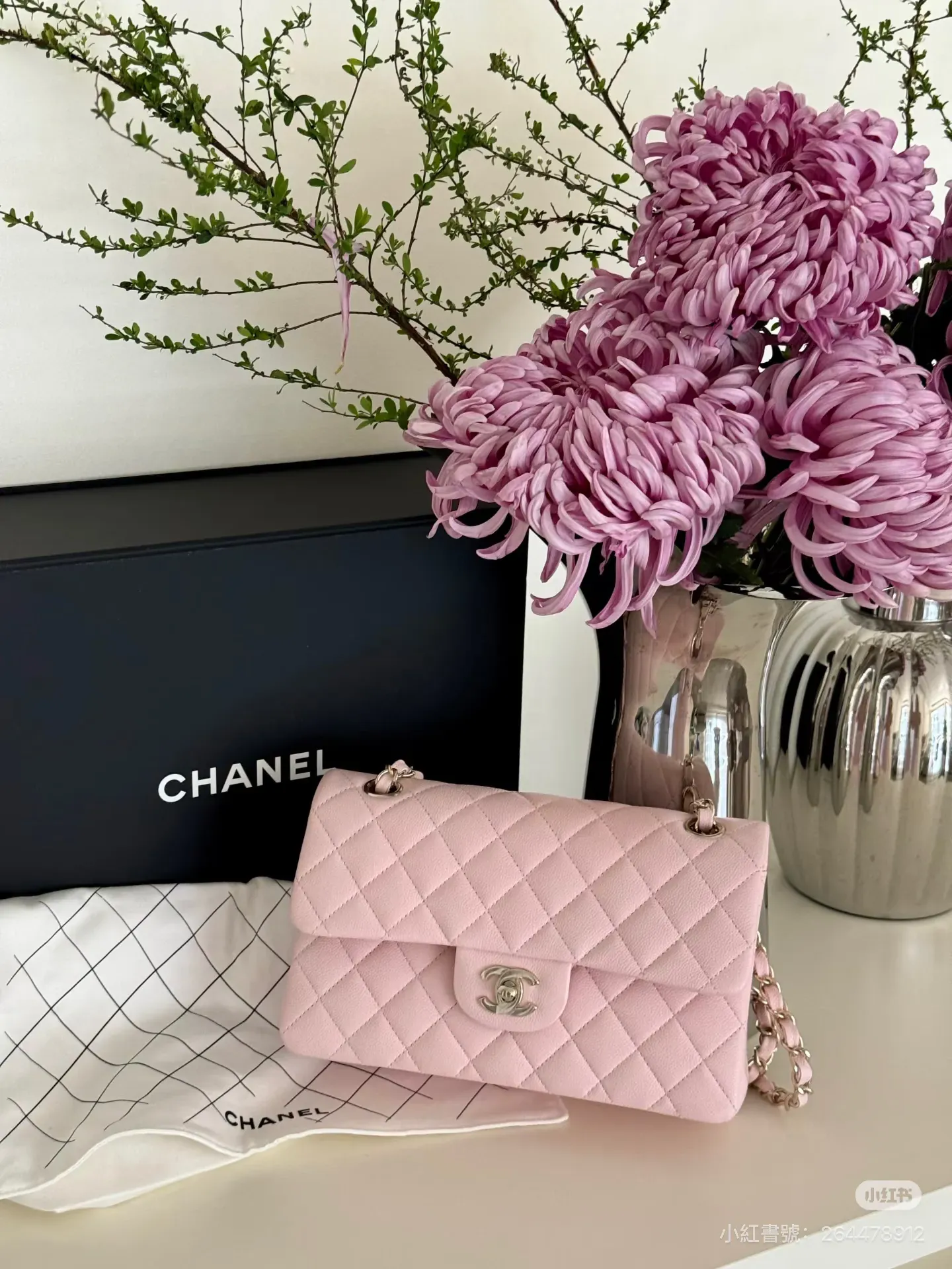 網民於小紅書分享購入 Chanel Classic Flap Small 櫻花粉(Light Pink),實拍可見在自然光下顏色偏柔和。