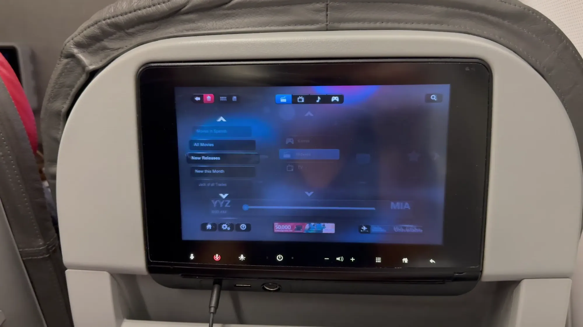 A319 舊款經濟艙:有電視、有插頭,設計較「傳統」