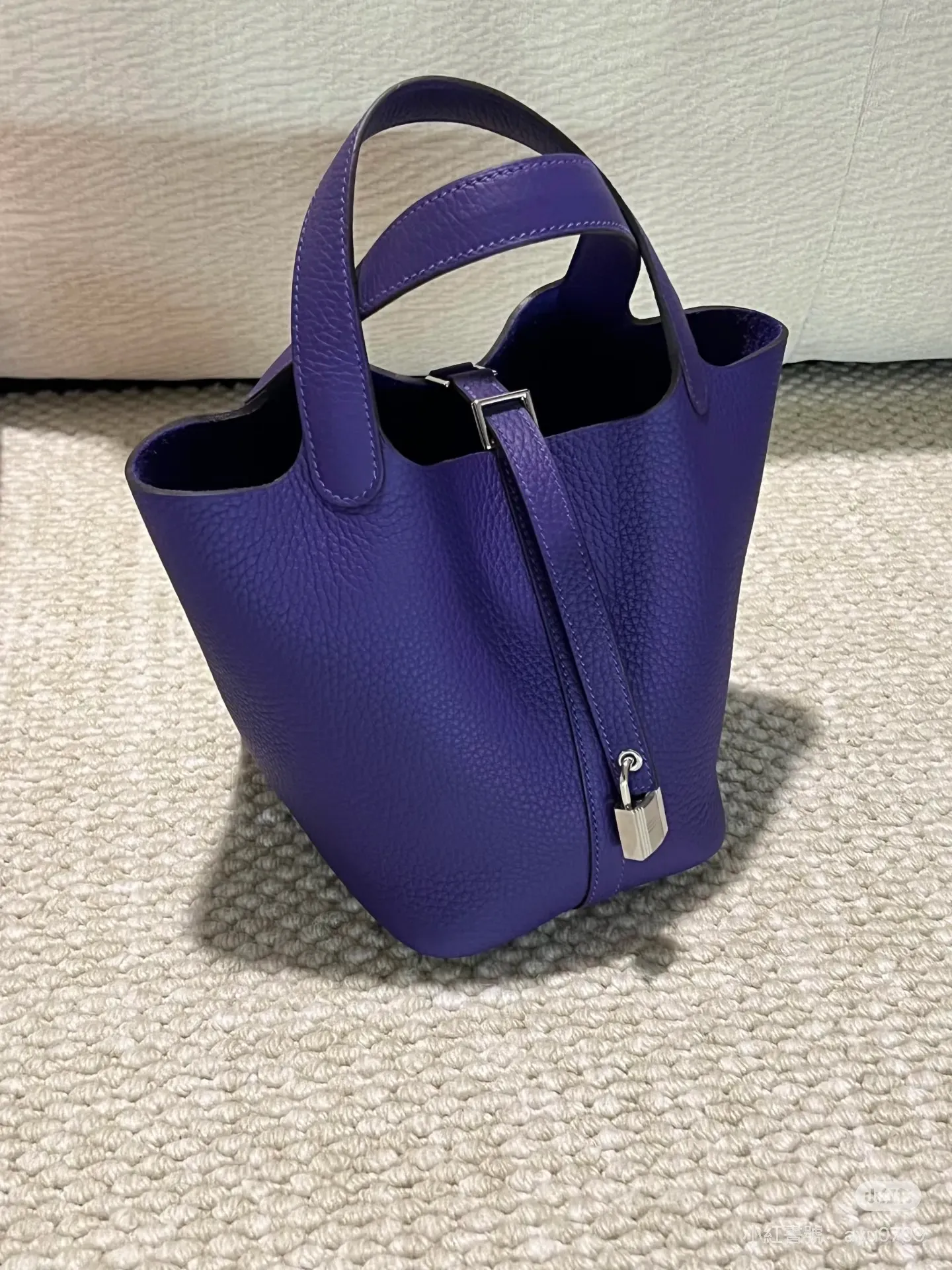 網民分享Hermès X3&nbsp;紫色於冷光環境下嘅實物效果。紫色調相對內斂，整體觀感偏深，呈現沉穩成熟嘅氣質。