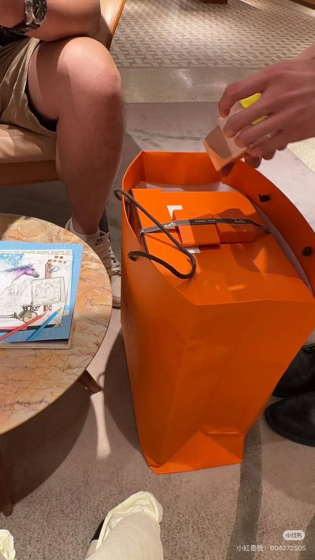 小紅書網民分享於香港 Hermès 專門店購物後嘅橙色紙袋。