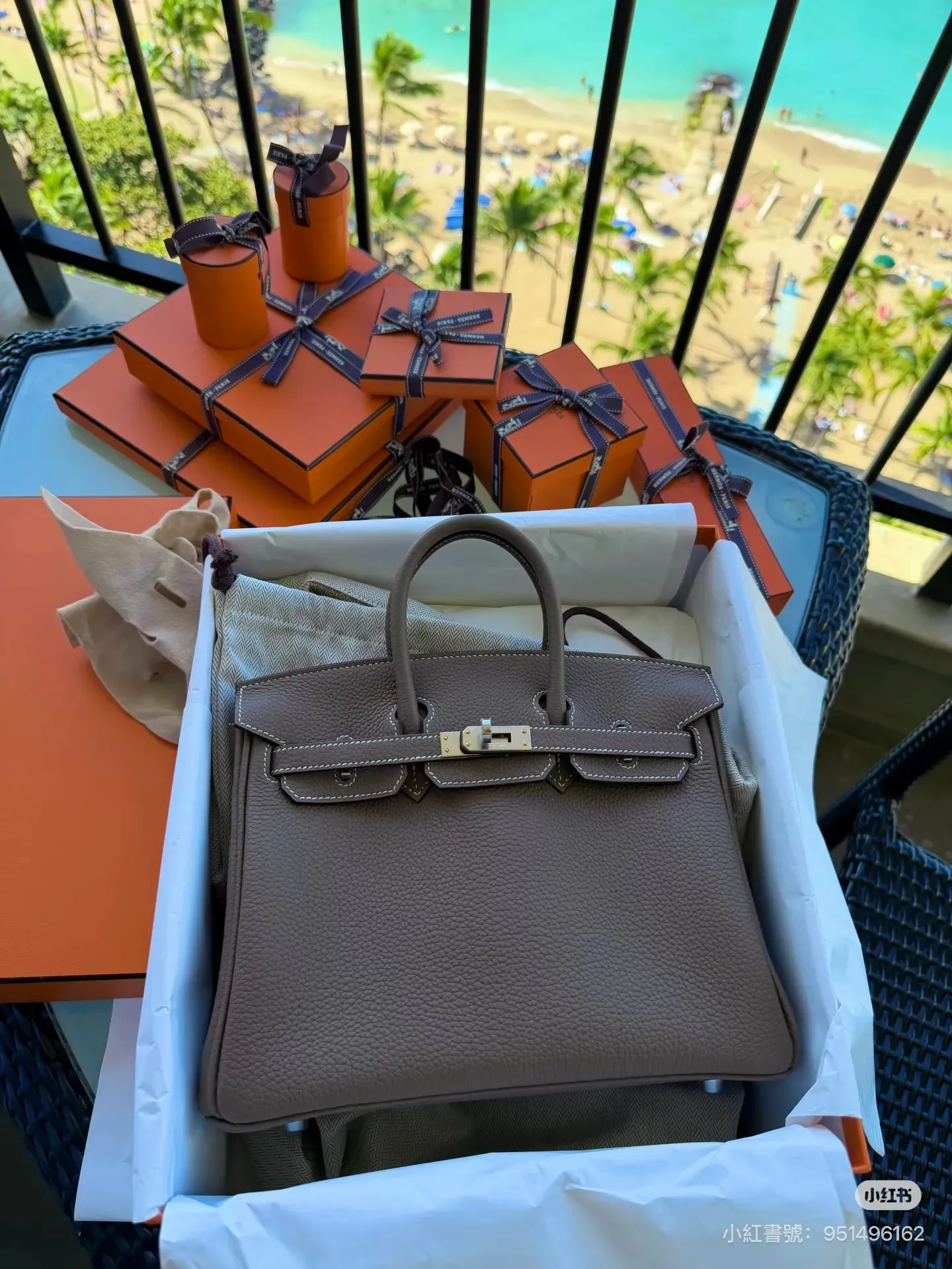 網民分享於&nbsp;Hermès Ala Moana Center&nbsp;成功入手&nbsp;Birkin 25，大象灰&nbsp;Togo&nbsp;皮，並配搭多件橙盒配貨品