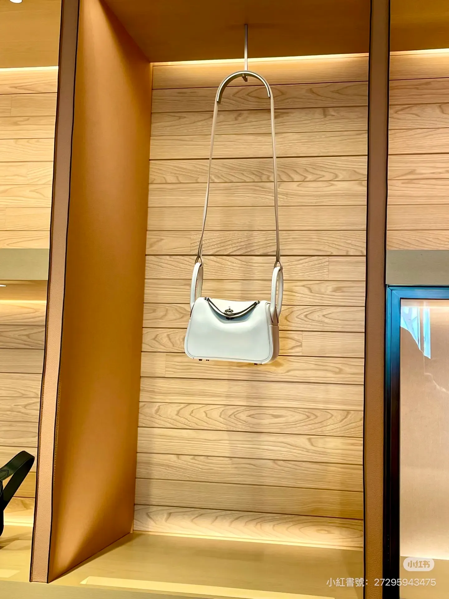 網民分享於東京表參道&nbsp;Hermès&nbsp;&nbsp;門店拍攝的手袋展示區，區內曾展示&nbsp;Mini Lindy。