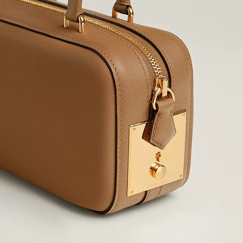 Faubourg Express&nbsp;手柄與側邊細節：手柄與袋身連接方式，以及側邊金屬裝飾，構成&nbsp;Faubourg Express&nbsp;嘅主要辨識重點。