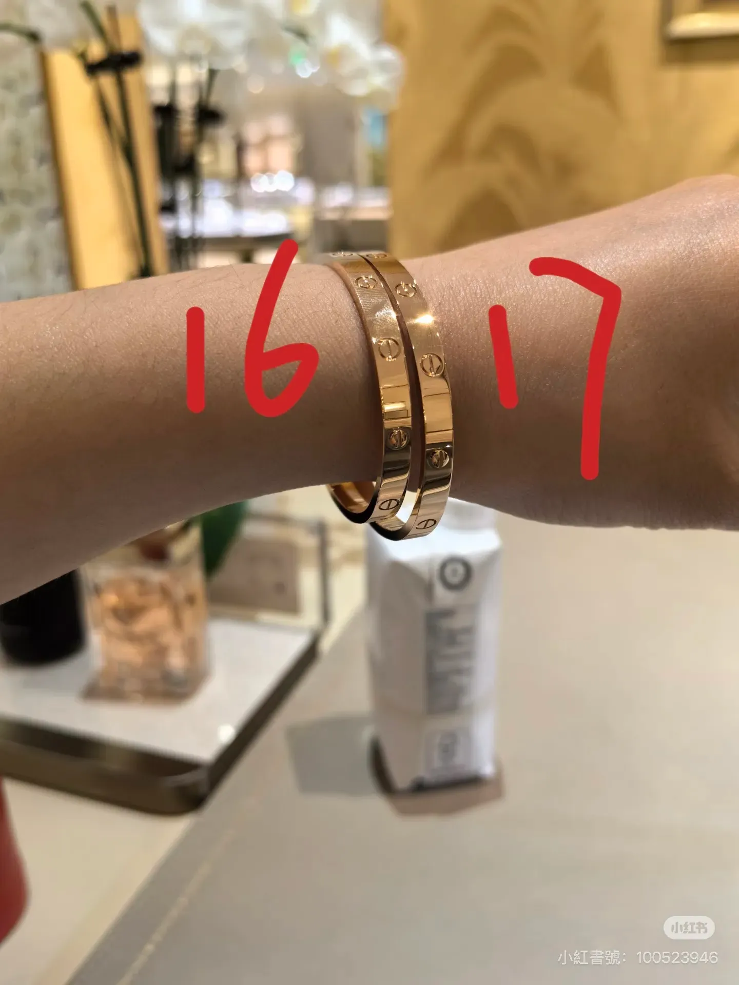 Love 16 vs 17佩戴示意，橫向。