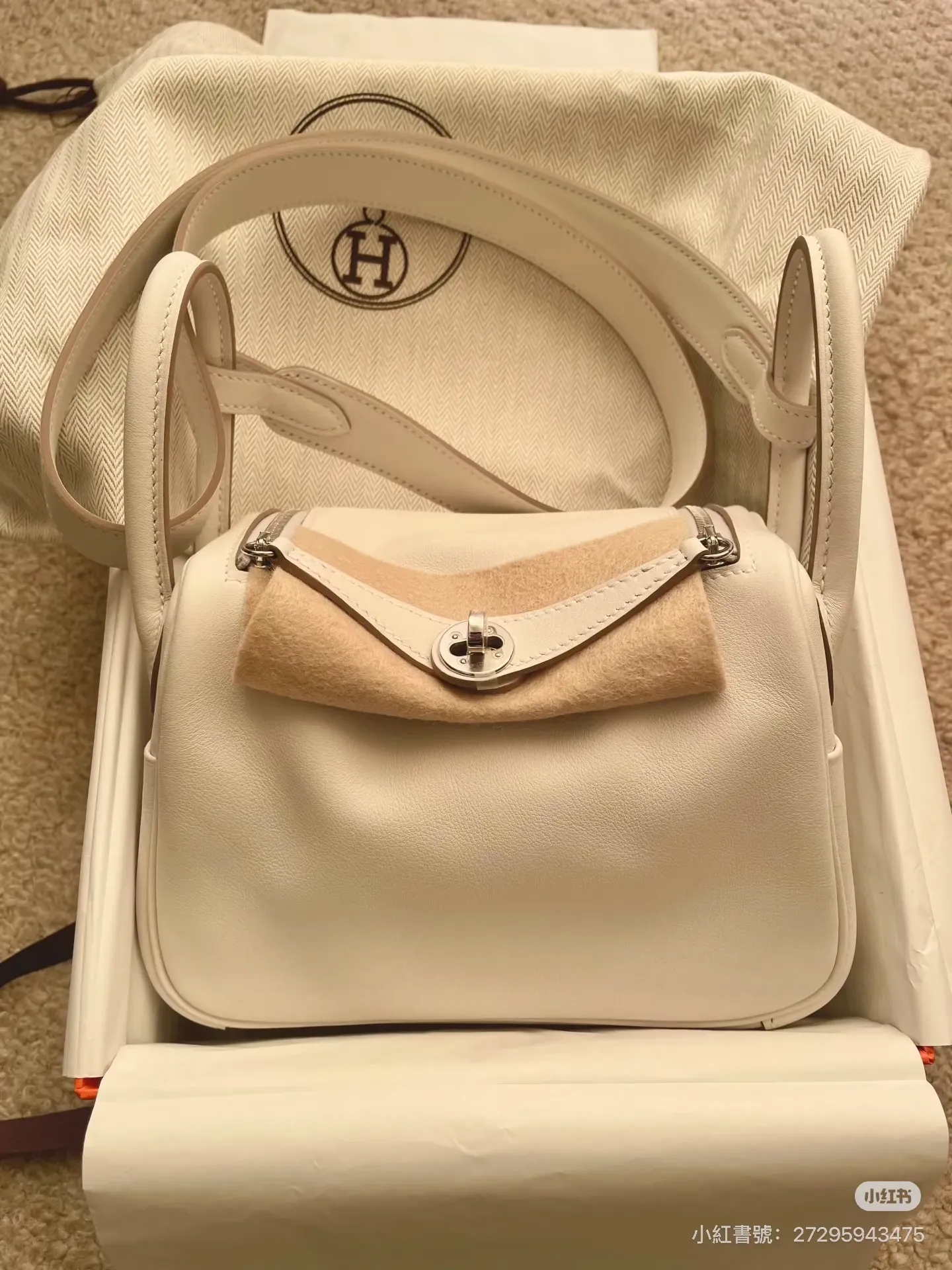 網民分享於東京表參道&nbsp;Hermès&nbsp;門店成功購入的&nbsp;Mini Lindy。