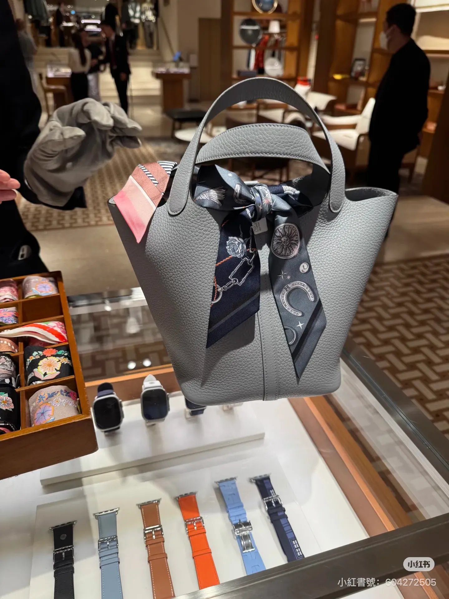 網民分享 Picotin 22 實物照片,袋身配搭絲巾作使用示意。