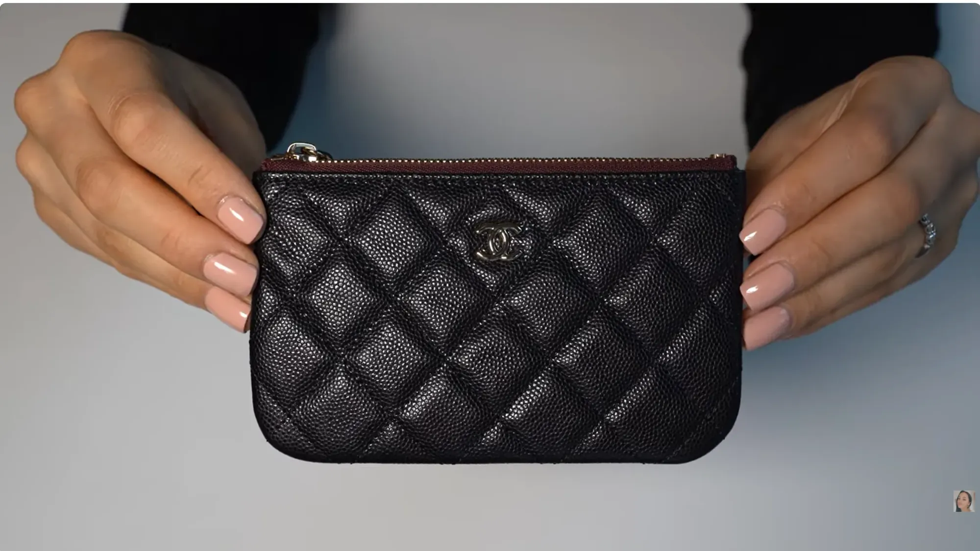 YouTube&nbsp;用家&nbsp;ChanelGirl&nbsp;於約&nbsp;5&nbsp;年前上載的開箱影片畫面截圖，顯示&nbsp;Classic Small Zipped Pouch&nbsp;較早期版本之外觀設計。