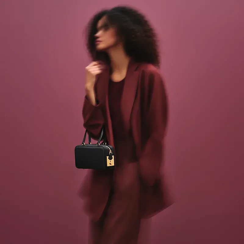 Hermès model&nbsp;手拎&nbsp;Faubourg Express：Faubourg Express&nbsp;由模特兒手拎示意，袋身屬細尺寸，實際比例有助理解其容量及使用情境。