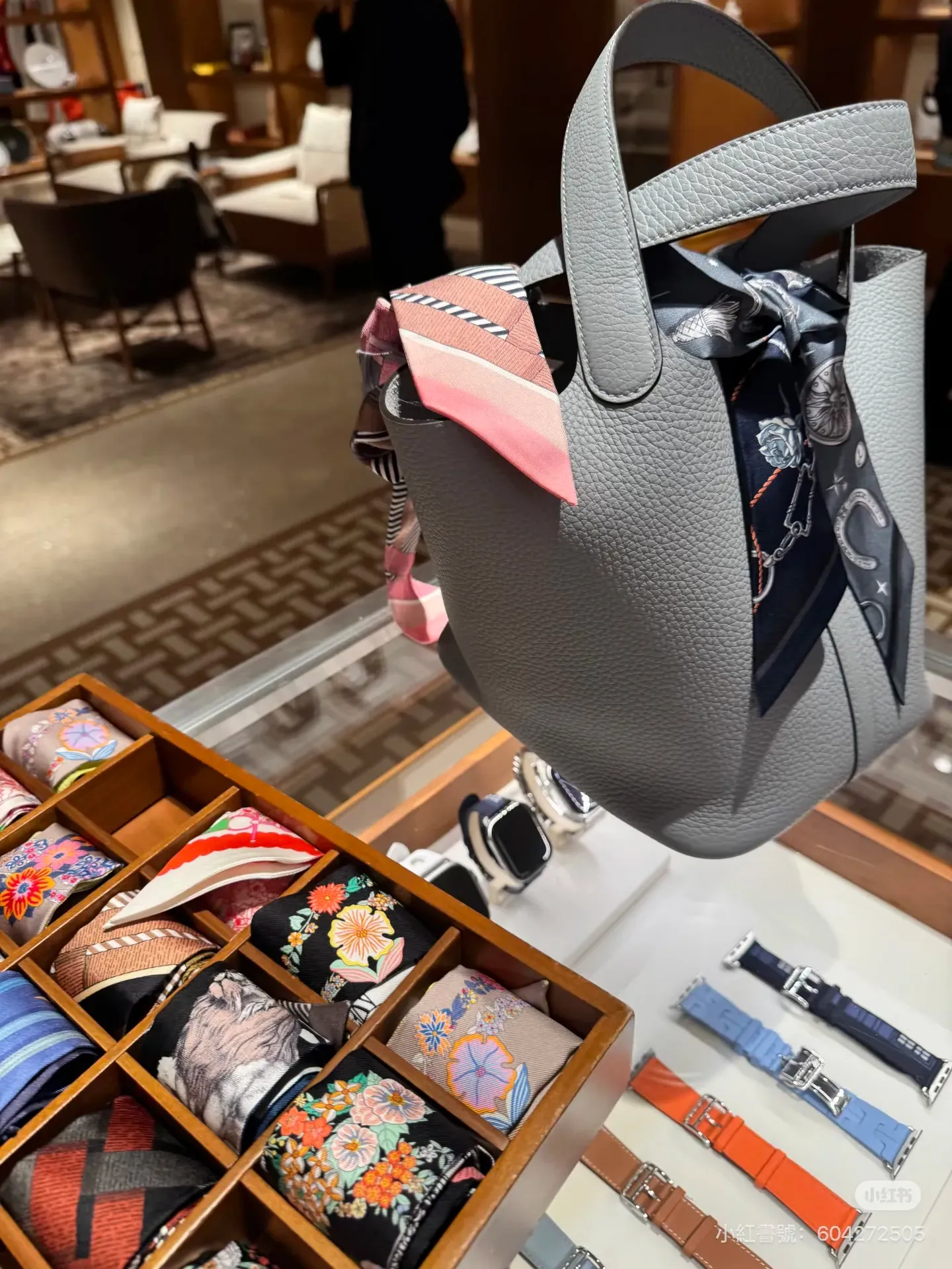 網民分享於店內選擇手袋同絲巾時嘅情景。