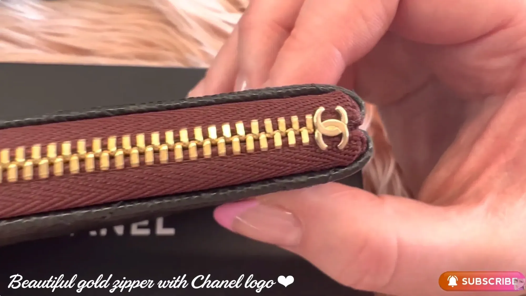 YouTube&nbsp;用家&nbsp;Camilla LovesLV&Chanel&nbsp;於約&nbsp;2&nbsp;年前上載的開箱影片畫面截圖，顯示較近期版本外觀，當中拉鏈尾段仍可見&nbsp;CC&nbsp;標誌。