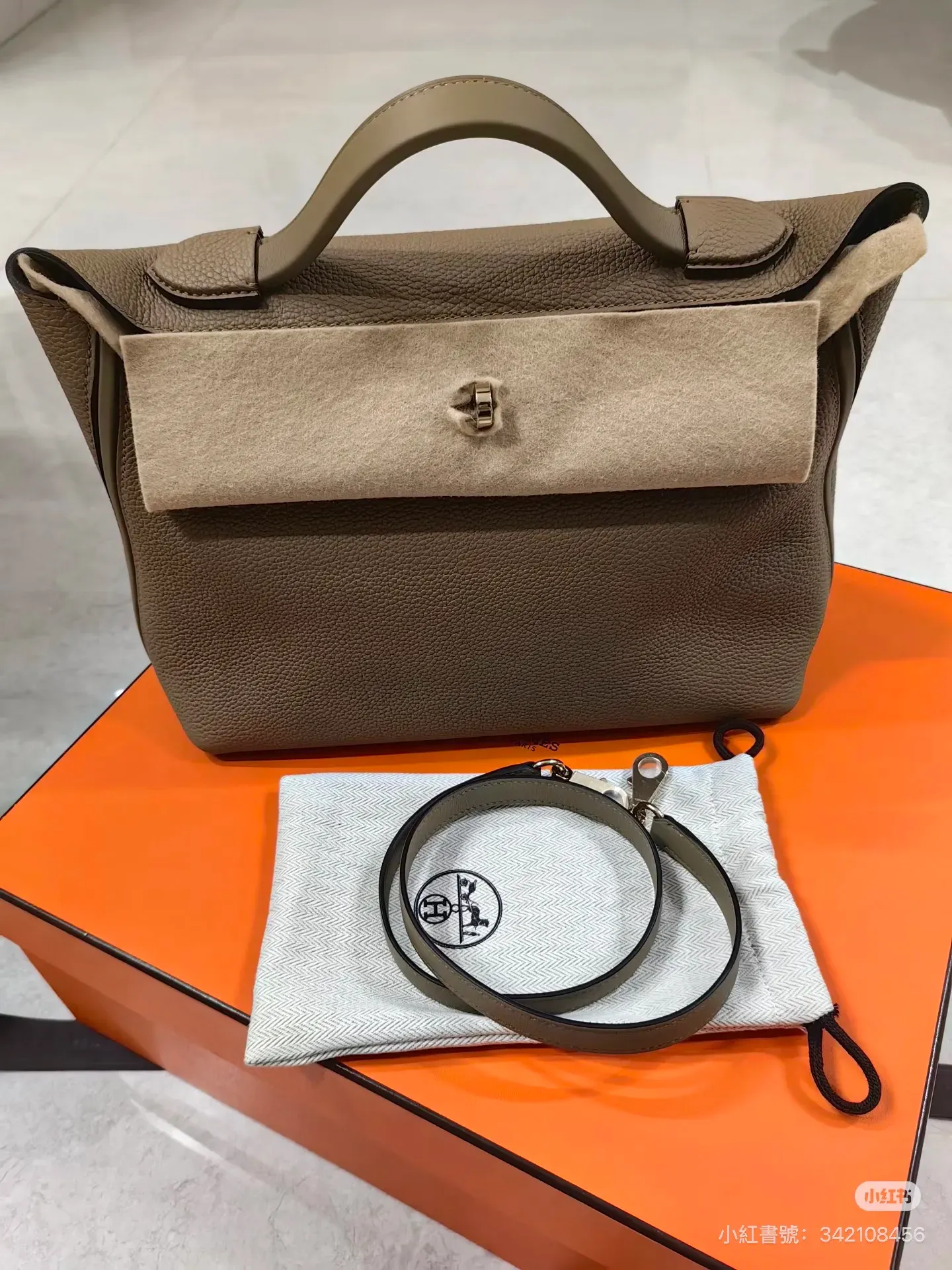 Hermès 2424 29cm,袋身結構較立體,整體比例完整。