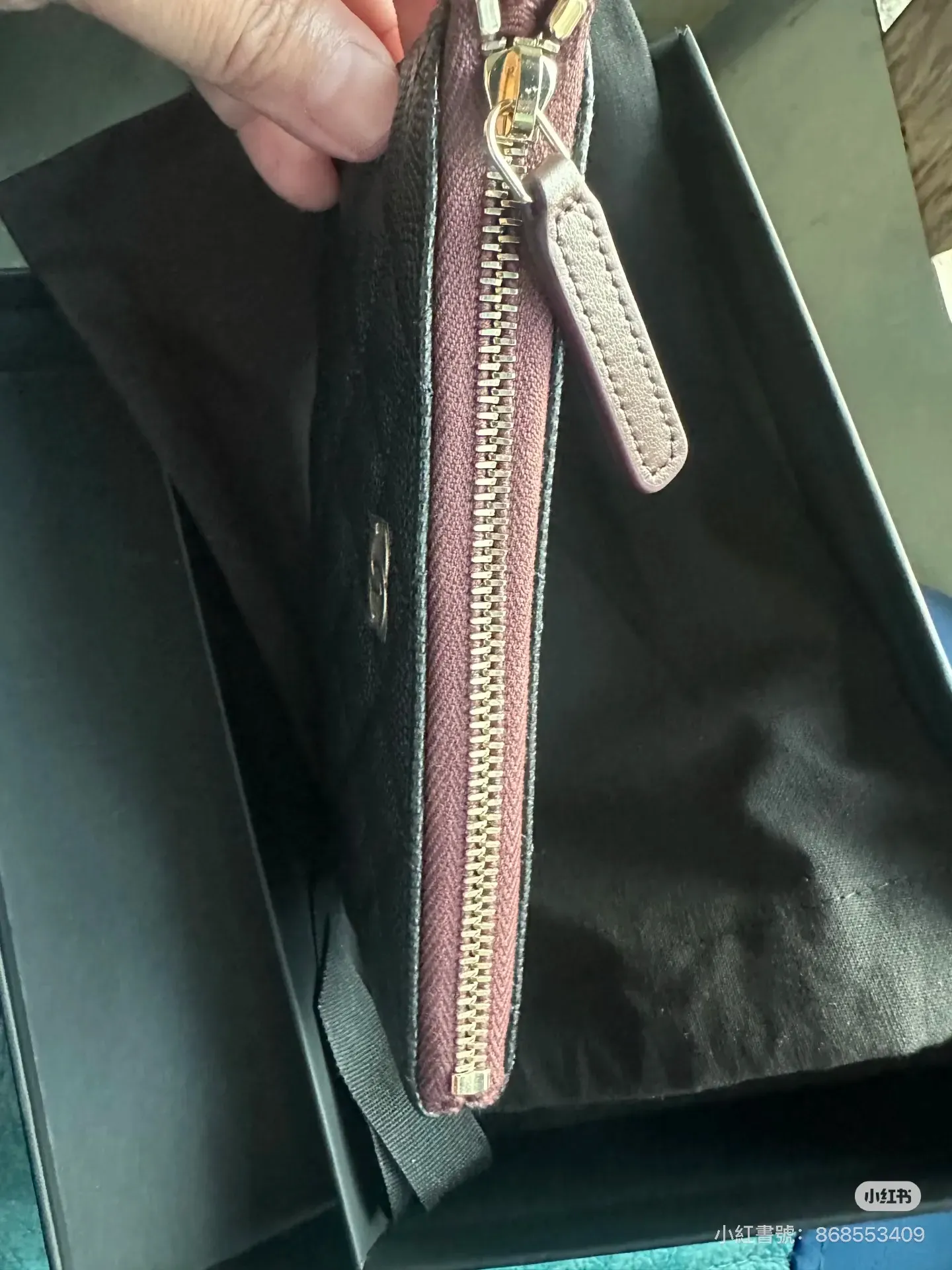 2025&nbsp;年台灣網民於社交平台分享的實拍圖片，顯示部分近年購入版本於拉鏈尾段未再設有&nbsp;CC&nbsp;標誌。