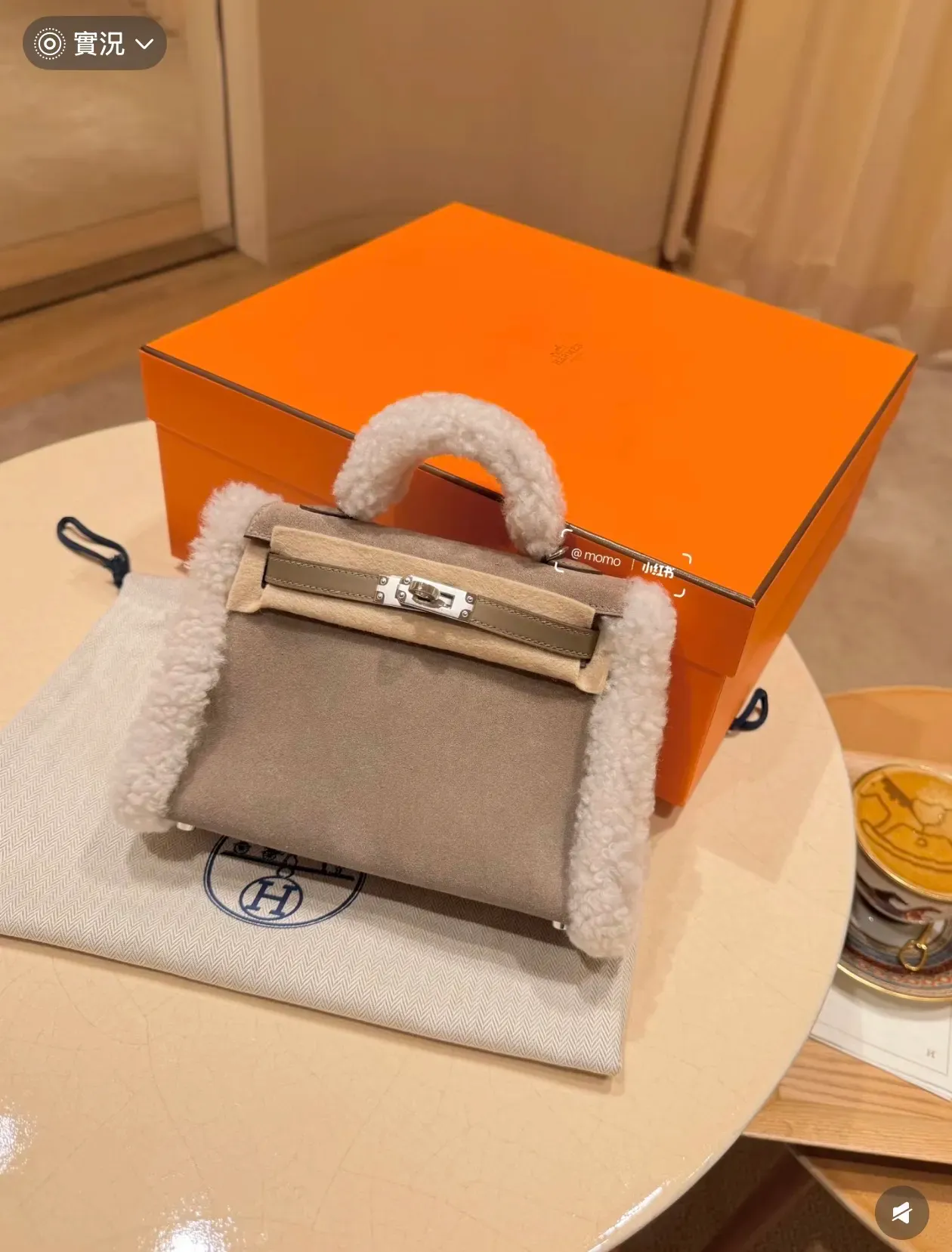 Mini Kelly 二代 Teddy 實物外觀,小紅書網民分享展示羊毛與麂皮拼接效果。