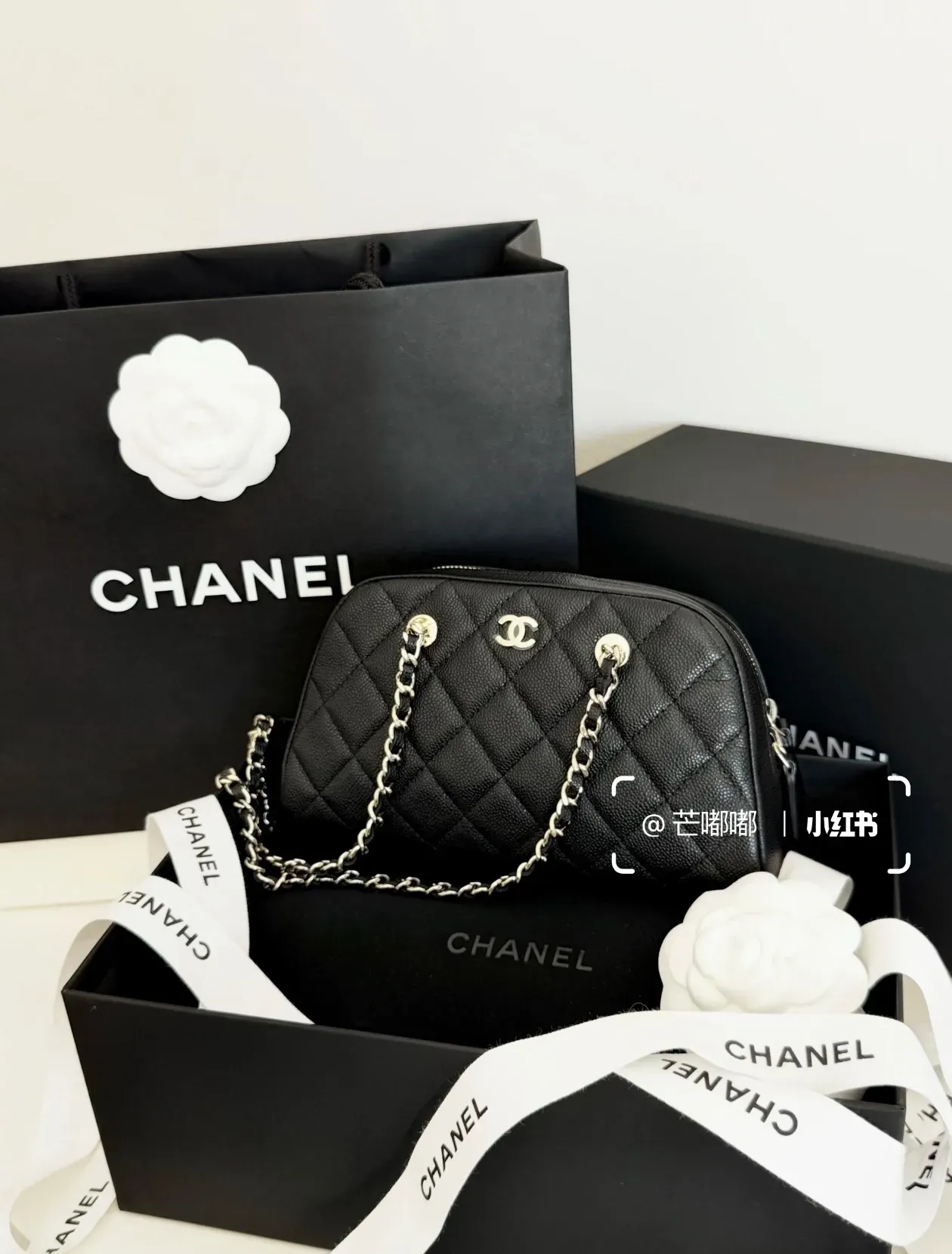 網民分享新購入實物,背景可見 Chanel full set 包裝(山茶花、絲帶、紙盒及紙袋)