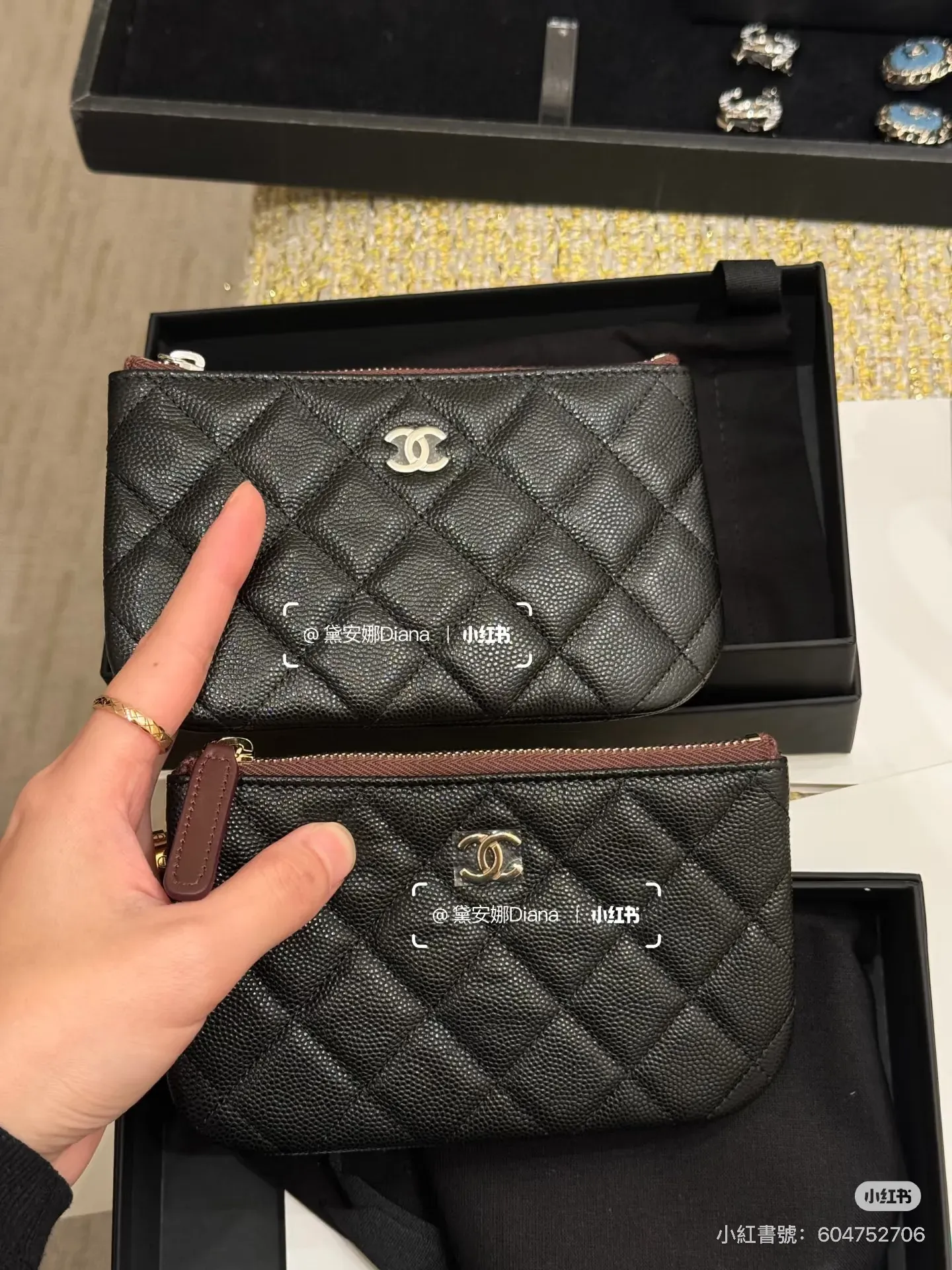 網民實拍五金金色及銀色圖片，展示實際兩款五金嘅外觀狀態，反映不同地區供應與購買體驗存在差異。