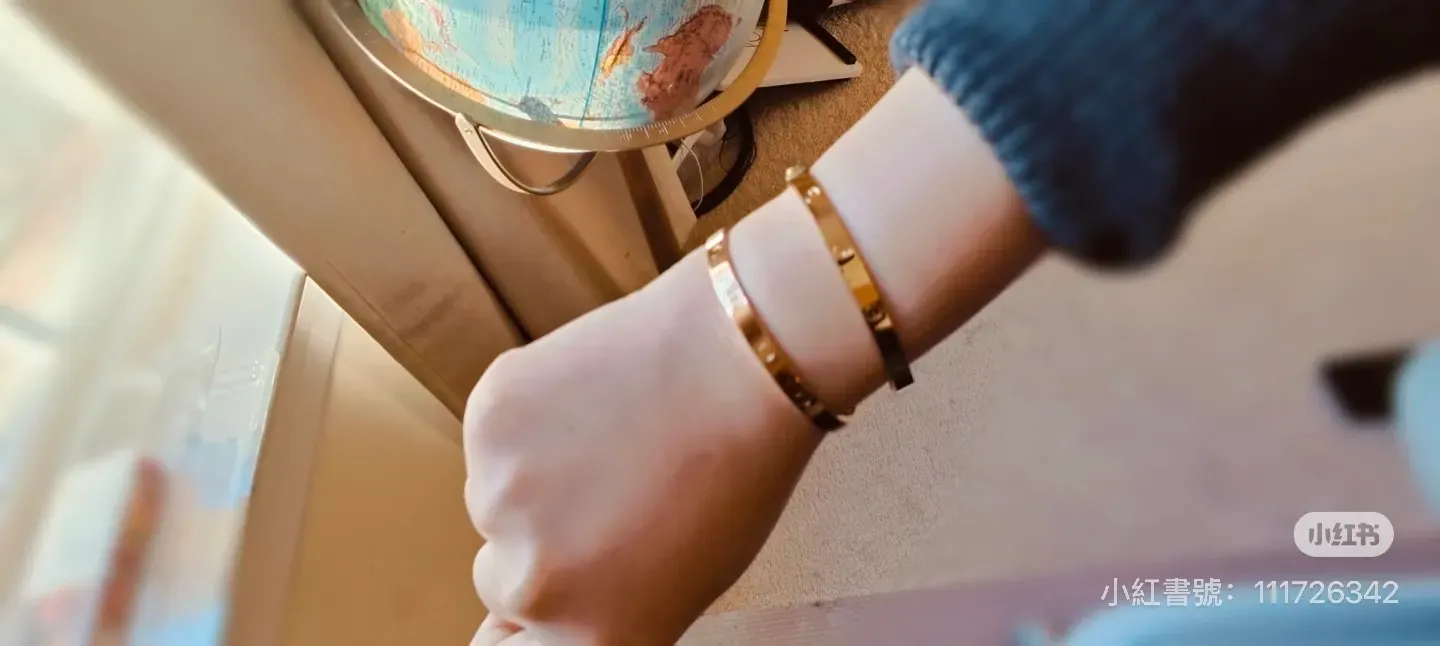 同一手圍下比較&nbsp;Love 16&nbsp;與&nbsp;Love 17，可清楚見到兩者喺貼手程度與活動度上嘅分別。