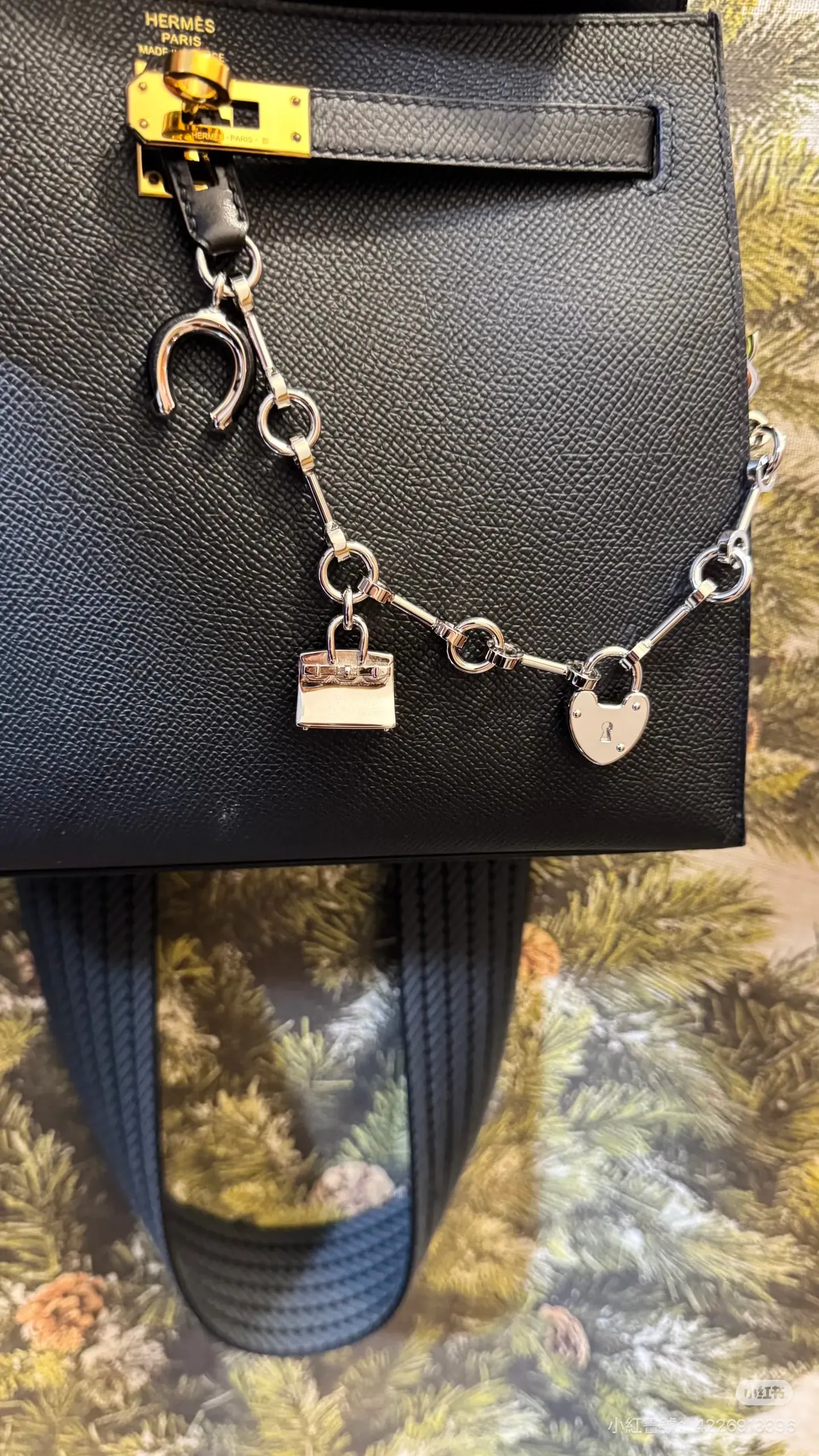 Noir / Granny&nbsp;掛於&nbsp;Kelly 25：&nbsp;Noir / Granny&nbsp;掛於&nbsp;Kelly 25（黑色&nbsp;Epsom），金屬包鏈存在感較高。