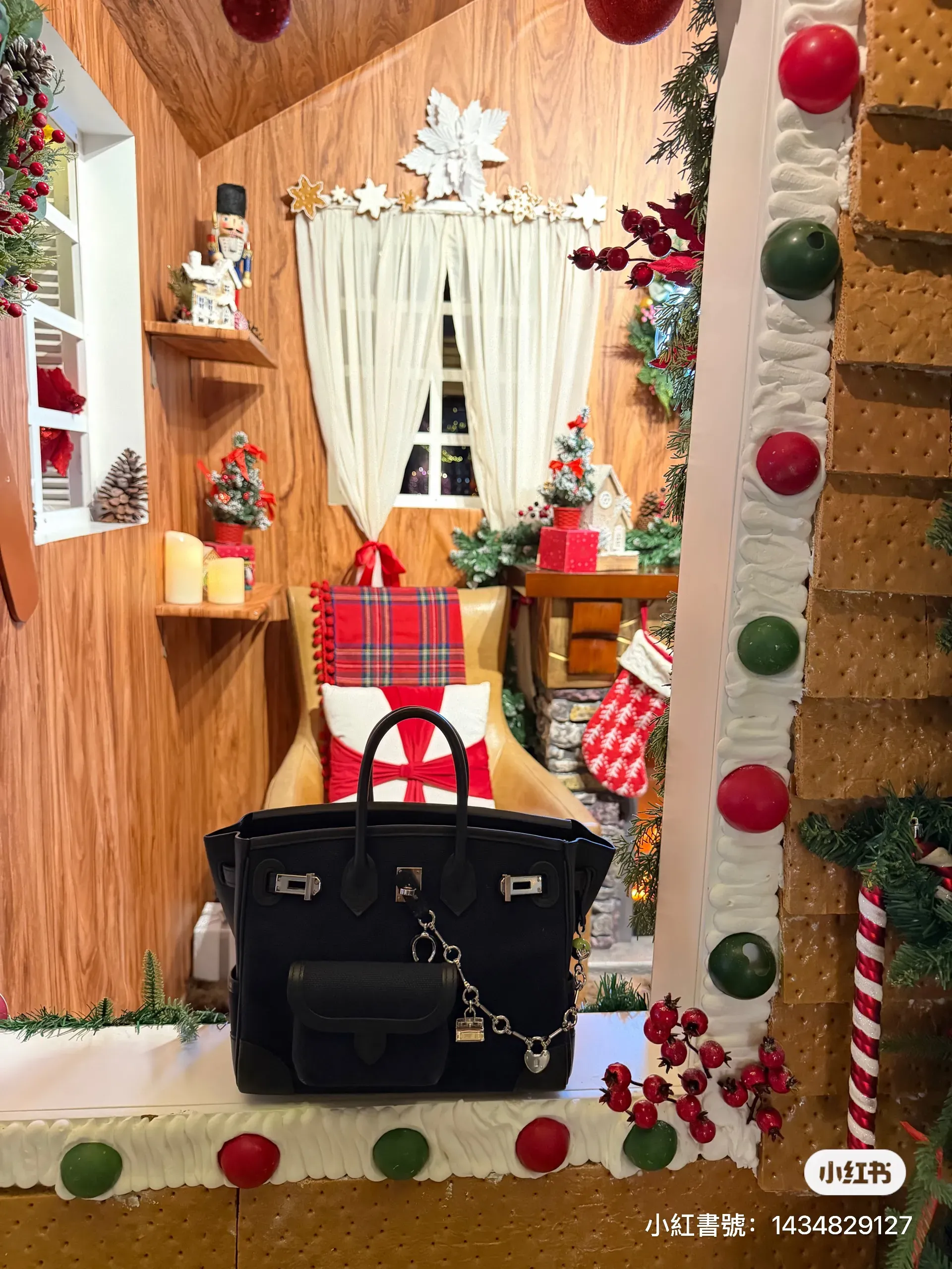 Noir / Granny&nbsp;掛於&nbsp;Birkin 25 Cargo：&nbsp;Bijou de Sac charm&nbsp;掛於&nbsp;Birkin 25 Cargo，金屬與帆布形成強烈對比。