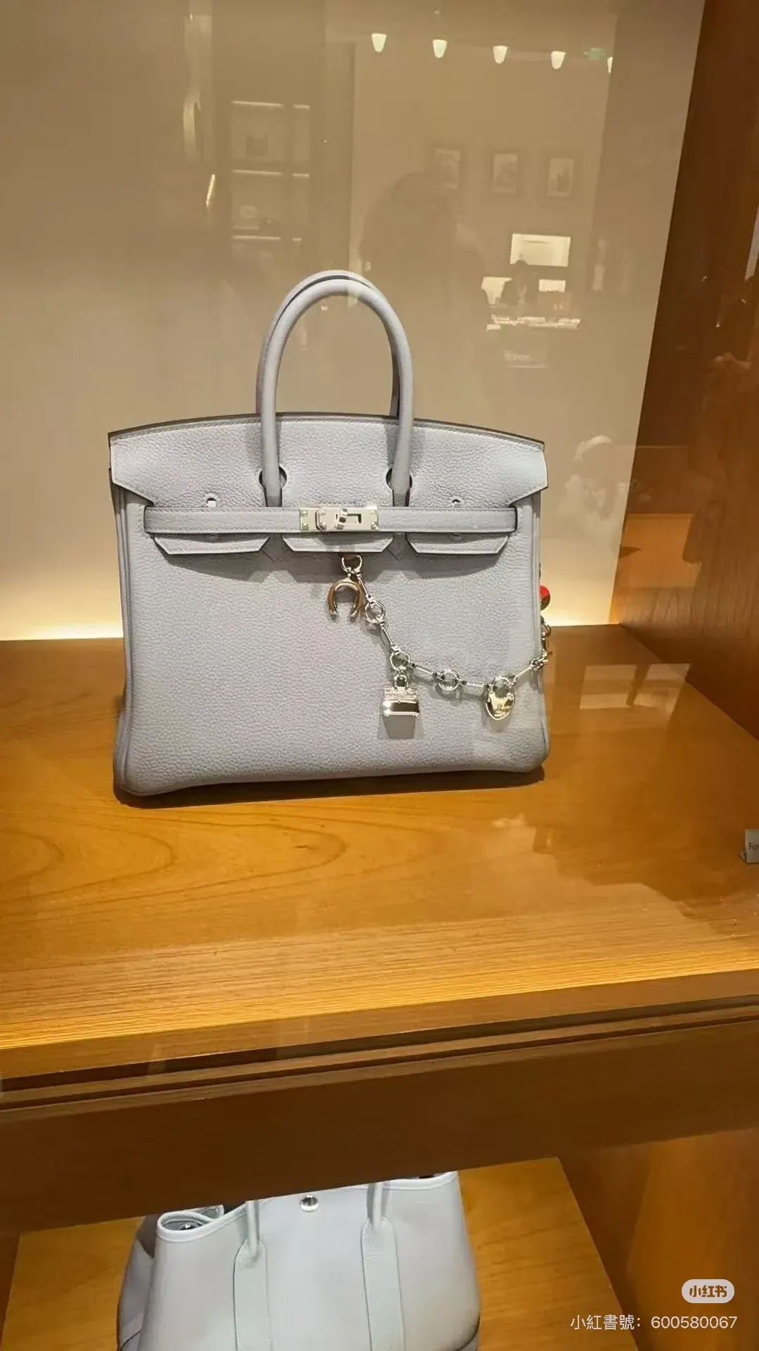 Fauve / Rouge de cœur&nbsp;掛於&nbsp;Birkin 25（淺灰）：&nbsp;暖色版本掛於淺灰色&nbsp;Birkin 25，整體感覺較柔和。