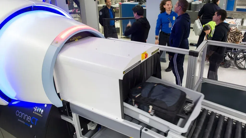希斯路機場新安裝嘅安檢掃描用咗CT技術