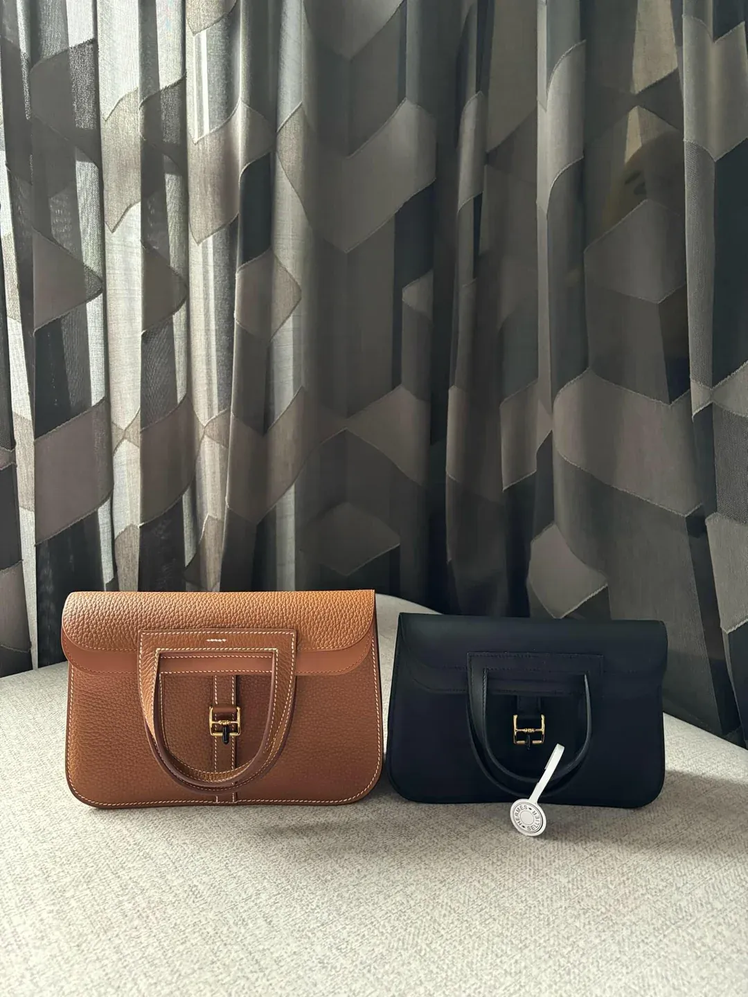 Halzan 25(左)+Halzan Mini(右)正面對比,正面比例可見,Halzan 25 袋身高度及闊度均明顯較大,Mini 則偏向貼身小袋。