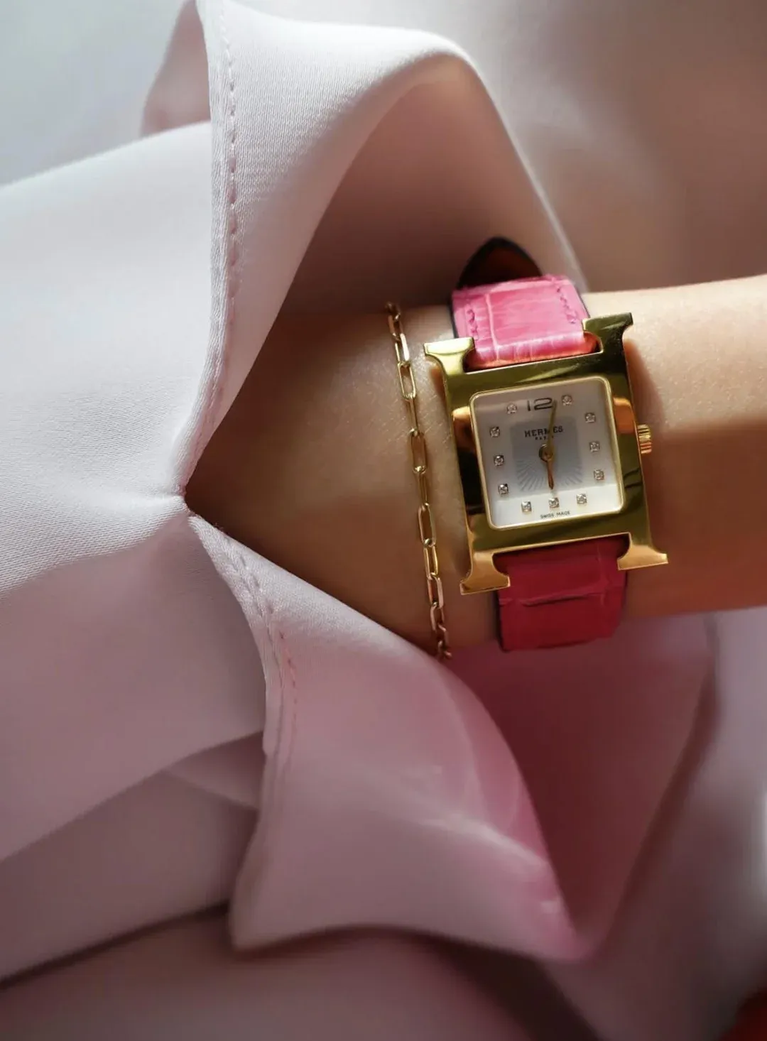 準媽媽帖主於社交平台發文尋求意見(looking for advice),考慮入手 Hermès Heure H(H Watch)作為產後紀念禮物。