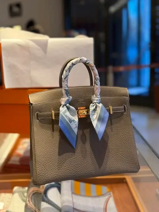 美國用家分享其首個 Quota Bag,為 Birkin 25,大象灰(Etoupe),採用 Togo 皮革並配金色五金。