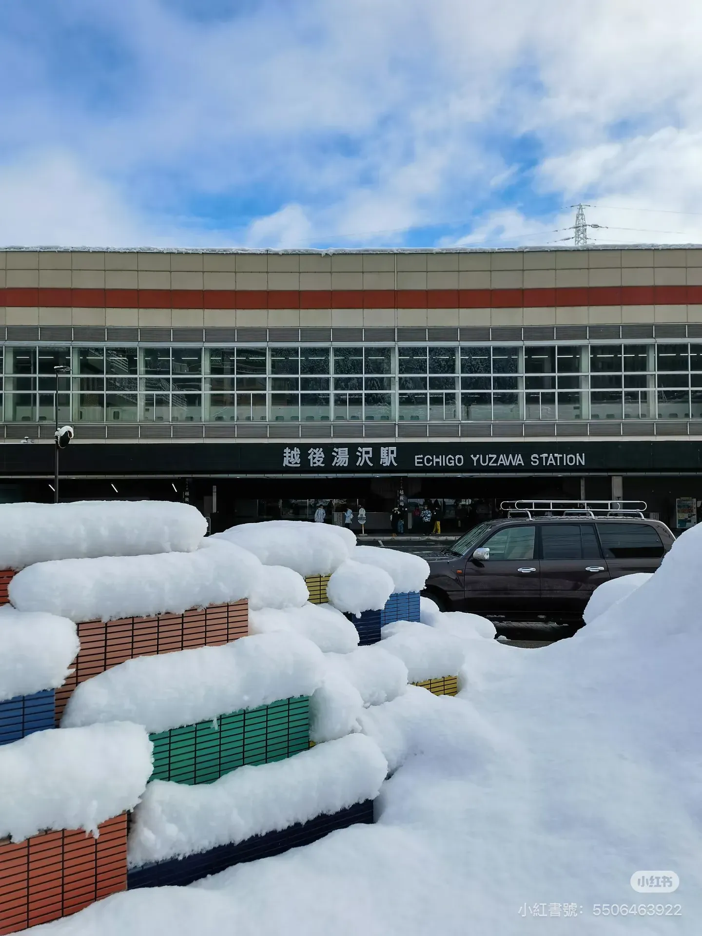 越後湯澤站外一帶可見厚厚積雪覆蓋道路及周邊環境，呈現典型新潟豪雪地區冬季景象。