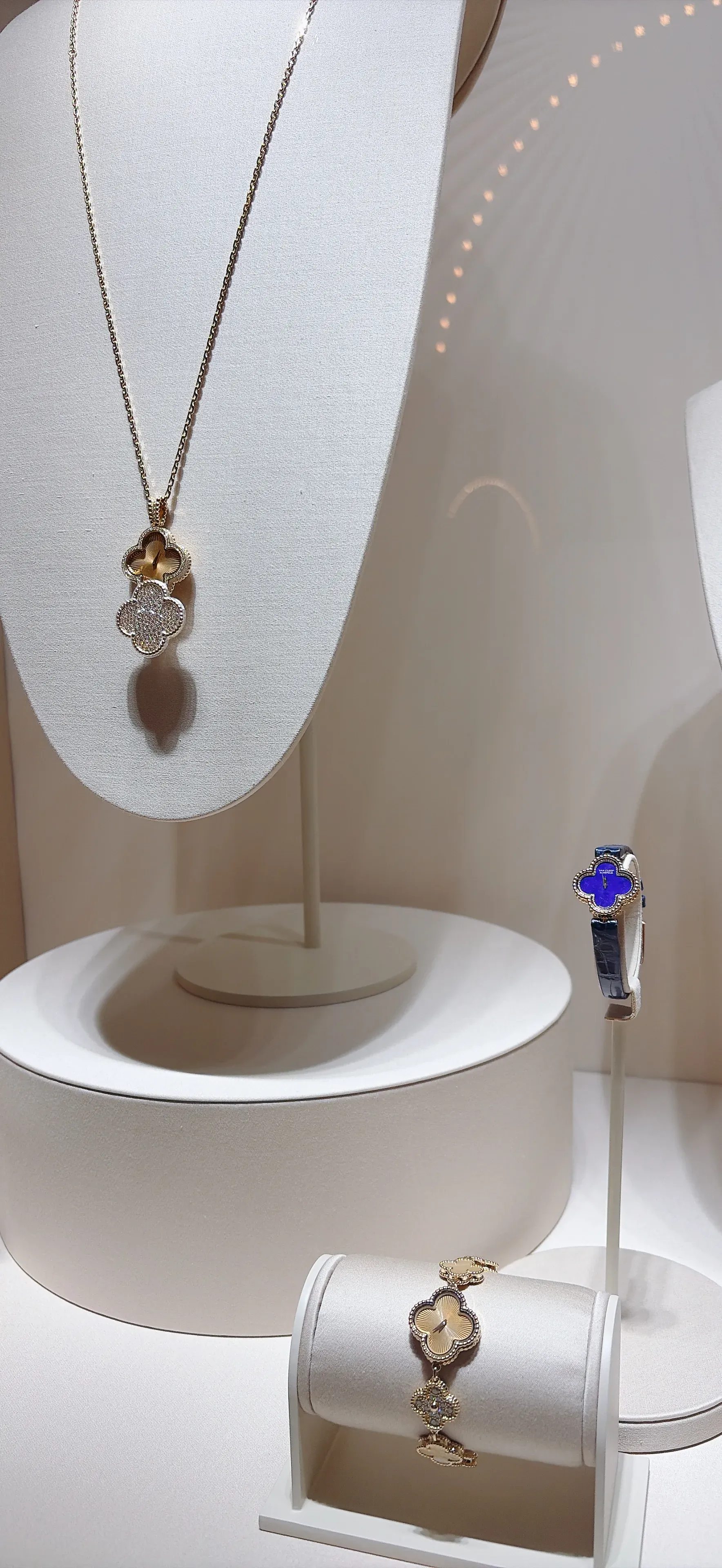 Alhambra&nbsp;腕錶以四葉幸運圖騰為設計核心，屬於&nbsp;VCA&nbsp;最容易理解、亦最接近傳統時計讀法的系列。