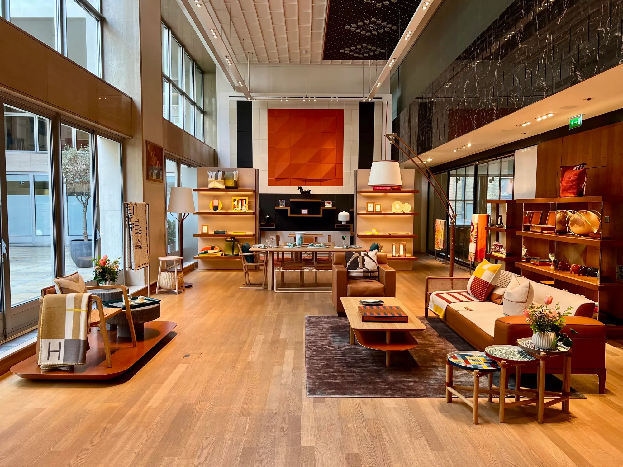 相對手袋,銀飾、皮帶及絲巾喺Hermès門市中更容易即場選購。