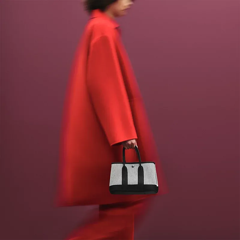 Neo Garden 23（Garden Party 23 Mini），屬於&nbsp;Garden Party&nbsp;系列於&nbsp;2025&nbsp;年推出的更新版本，尺寸更細，設計取向偏向日用實用。